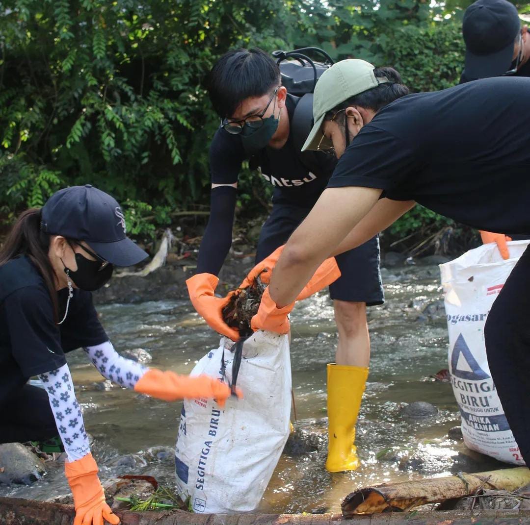 Karyawan Dentsu Indonesia melaksanakan kegiatan River Clean Up, atau gerakan membersihkan sampah di wilayah kali Ciliwung. 