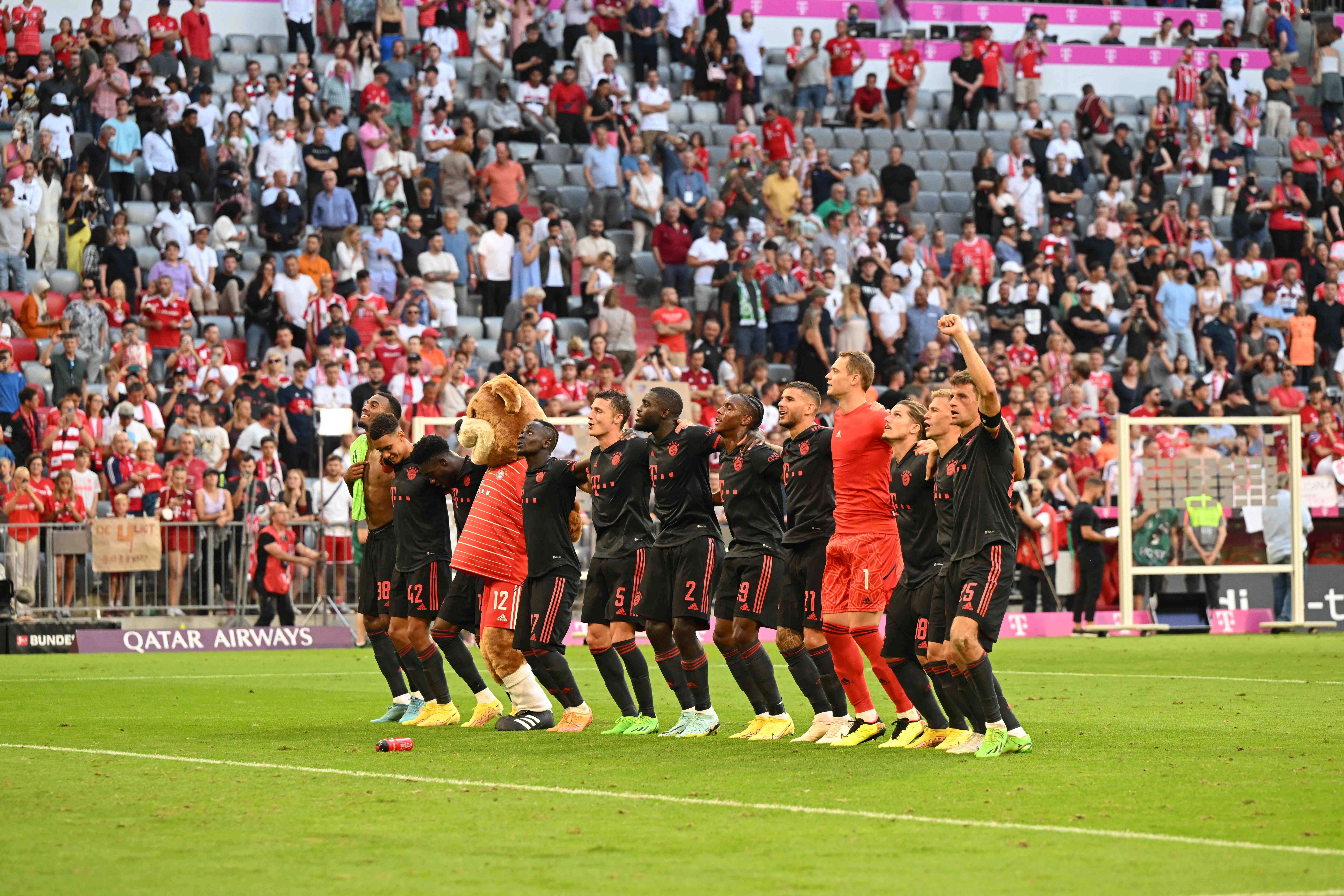 Para pemain bayern muenchen melakukan selebrasi usai mengalahkan Wolfsburg.