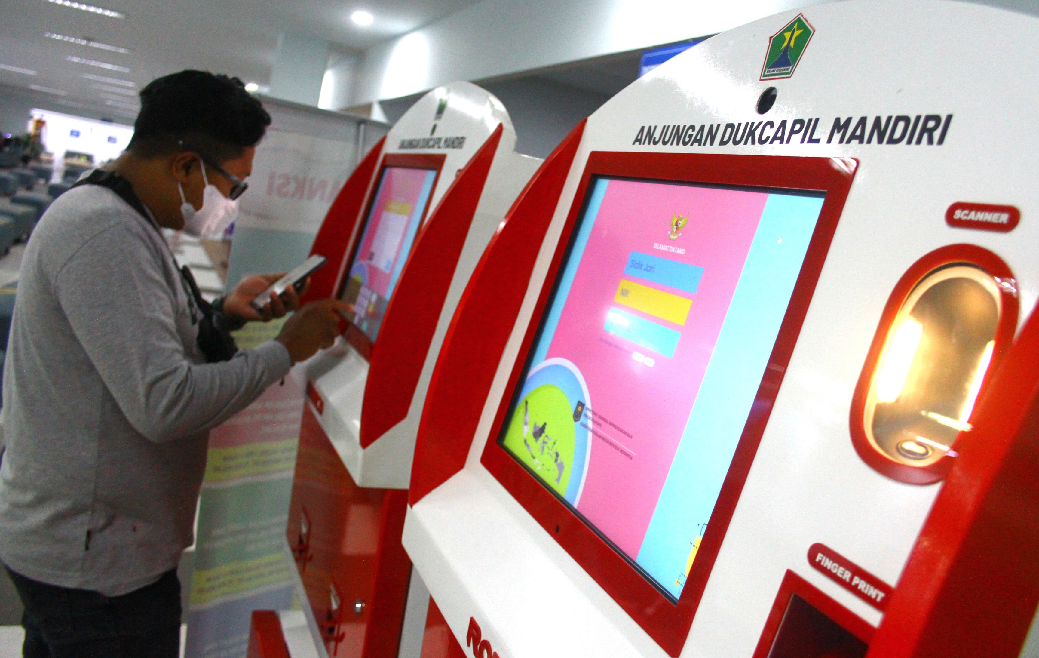 Warga mencetak dokumen kependudukan menggunakan mesin Anjungan Dukcapil Mandiri (ADM) di Mall Pelayanan Publik (MPP)