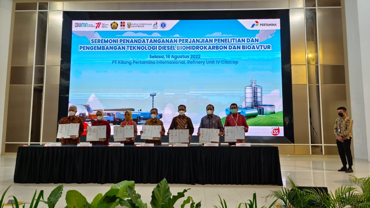 ITB menandatangani perjanjian kerja sama di bidang litbang teknologi diesel biohidrokarbon dan bioavtur di Cilacap, Selasa (16/8).