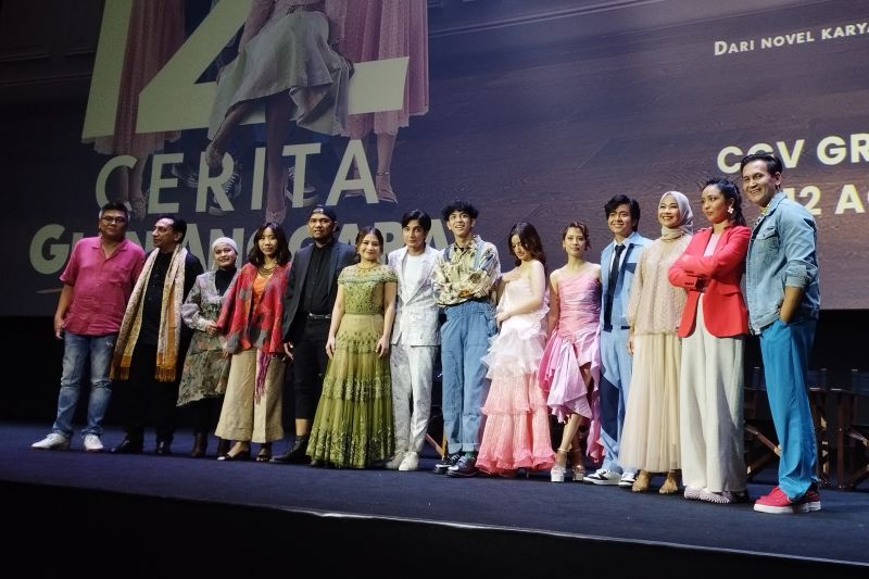 Jajaran produser, sutradara, serta aktor film “12 Cerita Anggara” saat menghadiri 