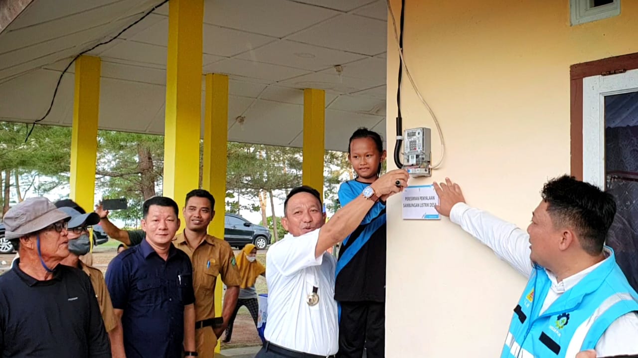  PLN Unit Induk Wilayah Babel (PLN UIW Babel) menyediakan jaringan listrik pada salah satu pantai di Kecamatan Damar< Babel. 