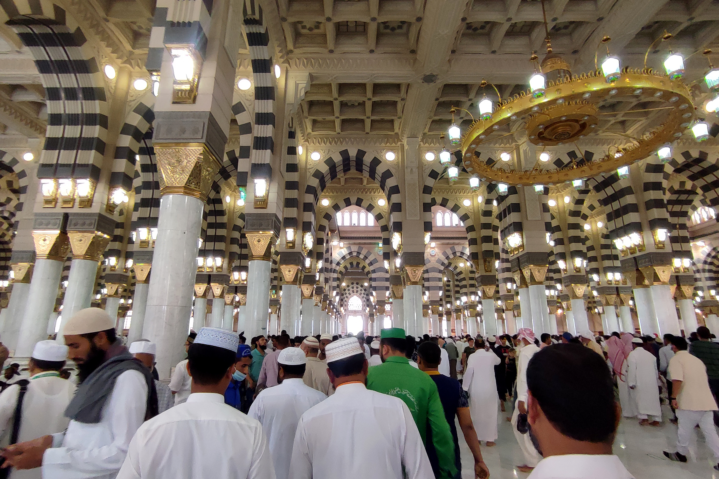 Umat muslim berjalan keluar usai menjalankan ibadah salat jumat di Masjid Nabawi, Madinah, Jumat (3/6).