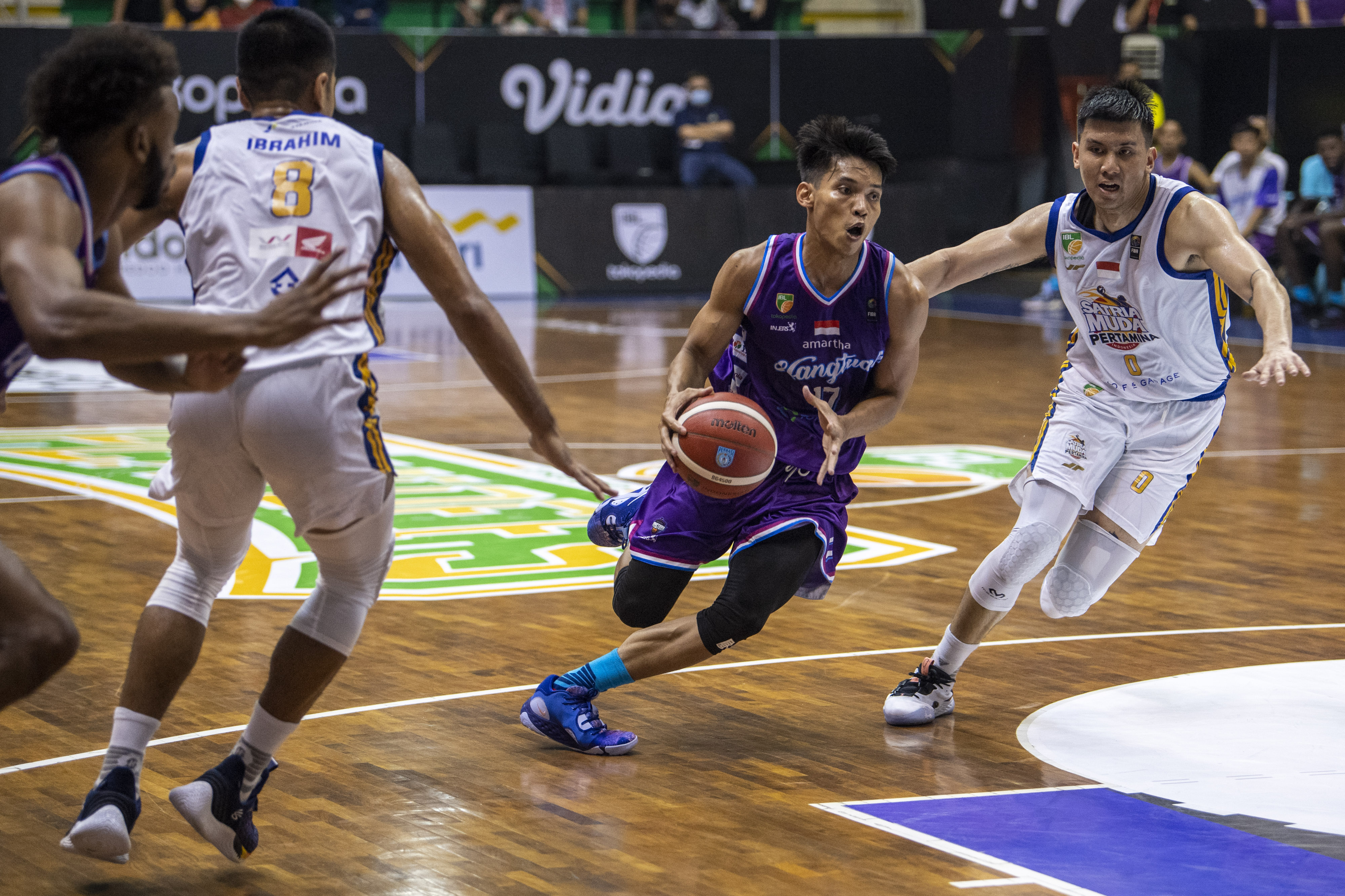 Pebasket Satria Muda Pertamina Jakarta Juan Laurent Kokodiputra melewati kawalan pemain Hangtuah Jakarta pada playoff IBL, Sabtu (13/8).