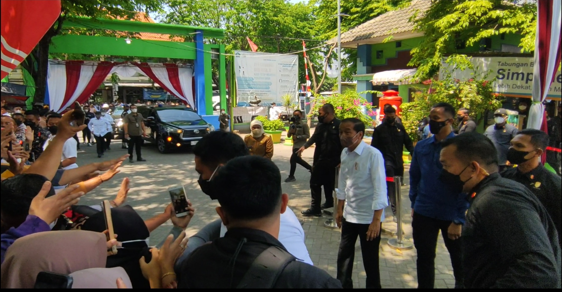 Presiden Joko Widodo dan rombongan saat tiba di Pasar Larangan Sidoarjo, Jawa Timur, Senin (22/8).