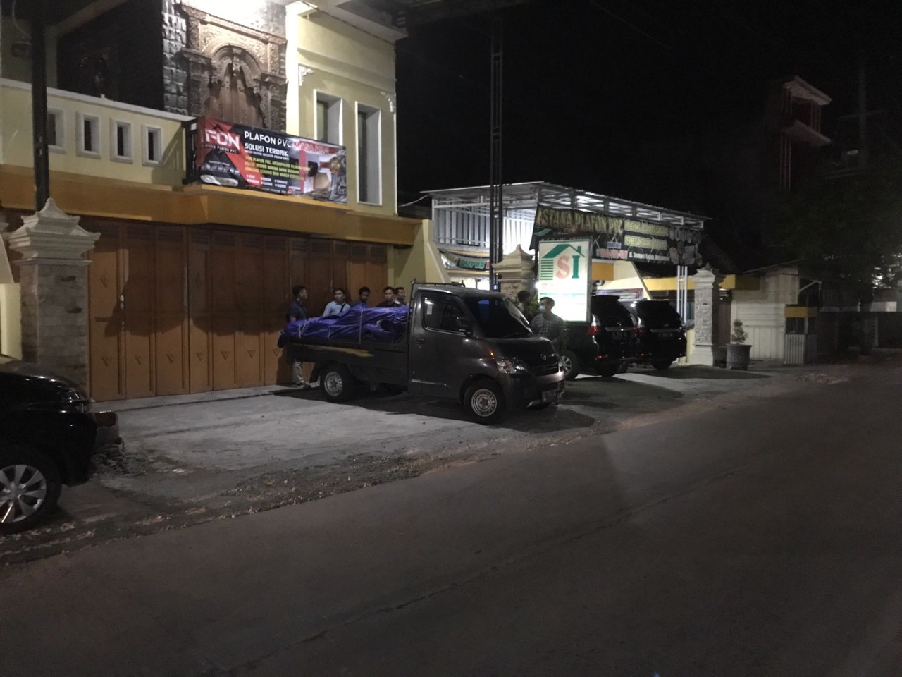  Kantor Bea Cukai Kudus amankan rokok ilegal senilai Rp 342 juta yang ditinggal pemiliknya di Jalan Raya Kudus - Demak, Senin (1/8). 