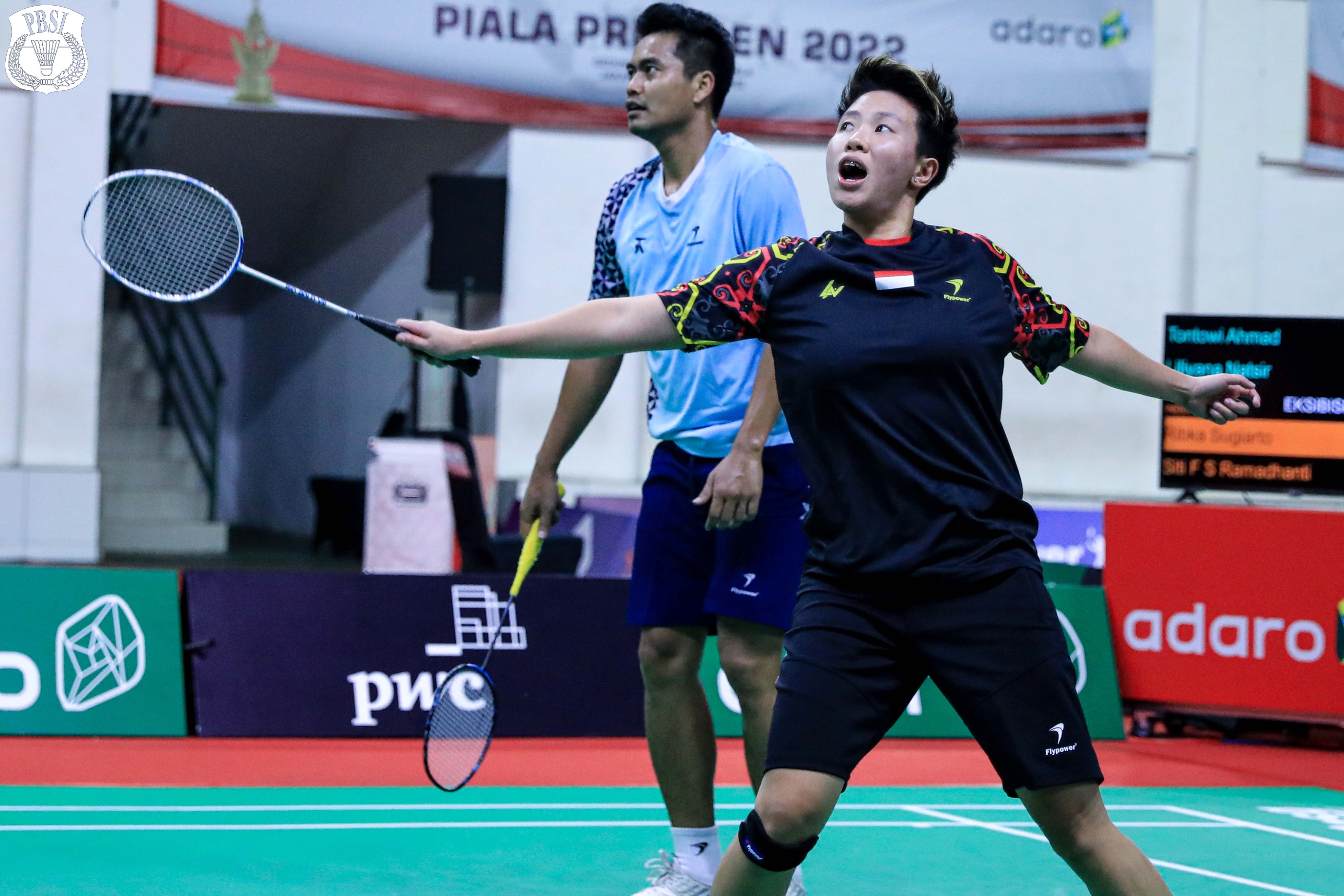 Mantan ganda campuran nasional Tontowi Ahmad dan Liliyana Natsir saat tampil di laga eksebisi di ajang Piala Presiden.