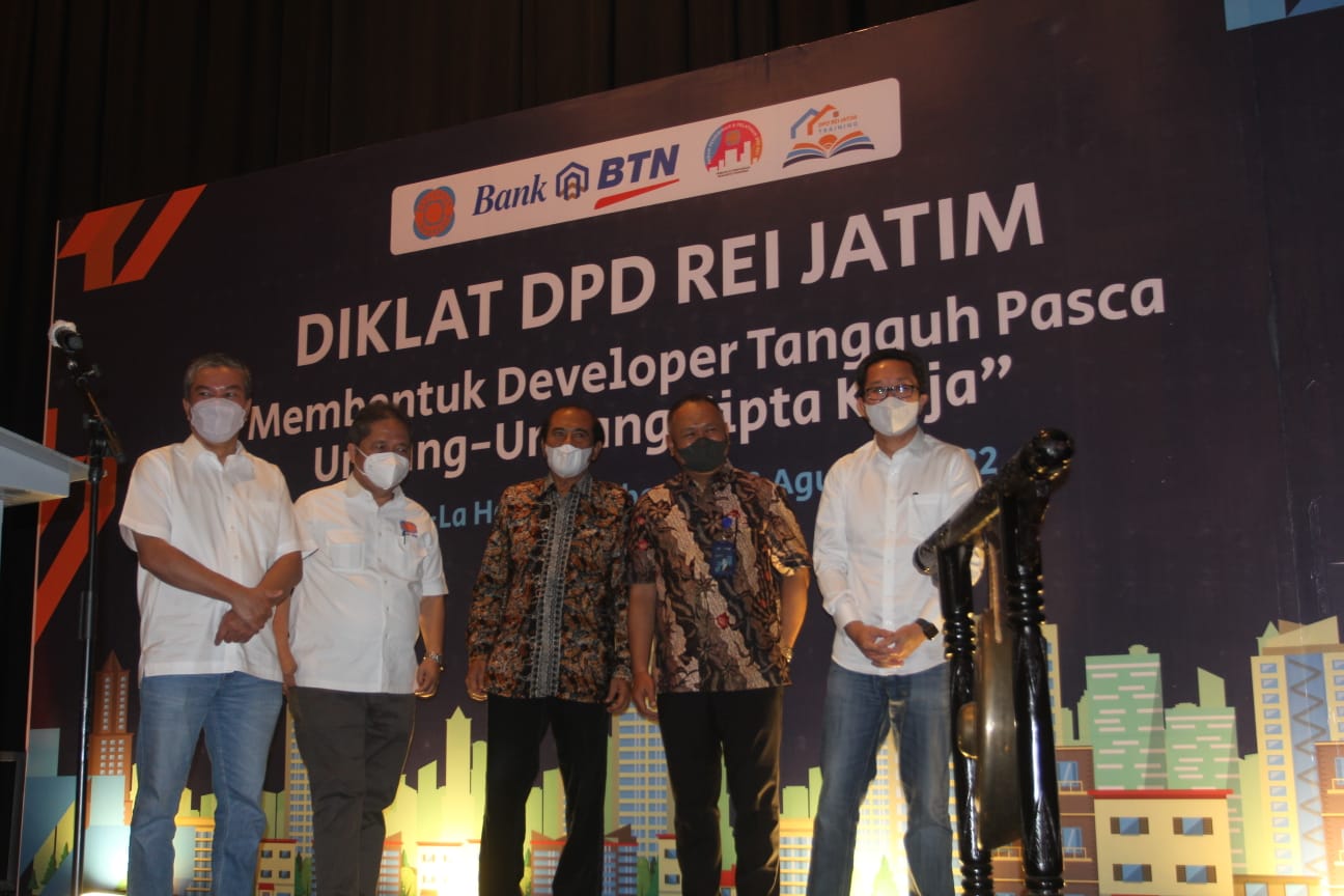 Pengurus DPD REI Jatim saat pembukaan diklat yang digelar untuk mencetak developer tangguh.