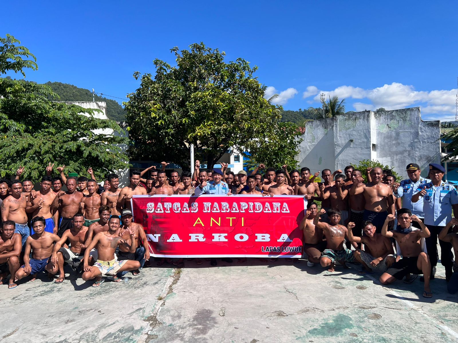 Para warga binaan Lapas Kelas II B Luwuk, Kabupaten Banggai, Sulawesi Tengah, deklarasi anti narkoba, Jumat (5/8).