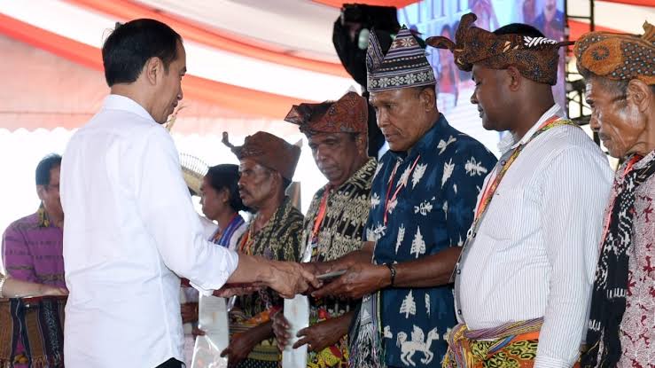 Presiden Joko Widodo menyerahkan 2.706 sertifikat hak atas tanah kepada masyarakat di NTT