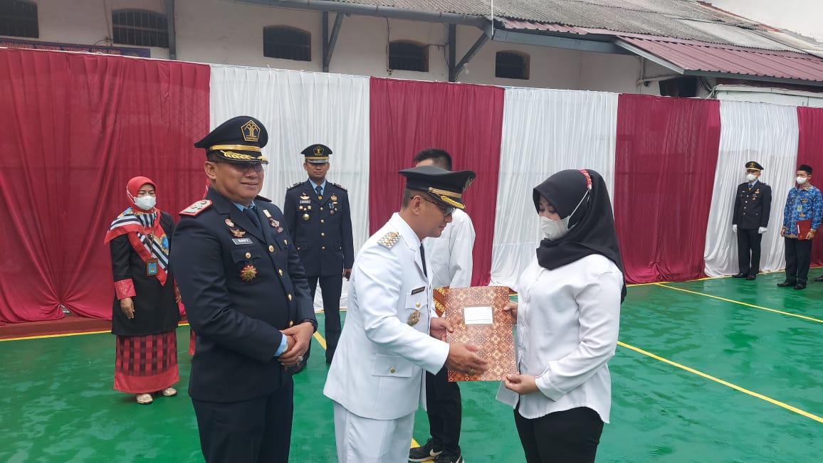 Wakil Bupati Tasikmalaya, Cecep Nurul Yakin menyerahkan remisi kepada salah satu warga binaan perempuan, Rabu (17/8/2022)