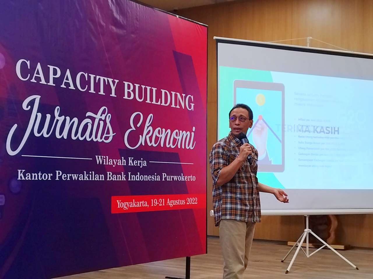 Kepala Divisi Pemberitaan Media Indonesia Teguh Nirwahyudi berbicara dalam Capacity Building Jurnalis Ekonomi yang digelar BI Purwokerto