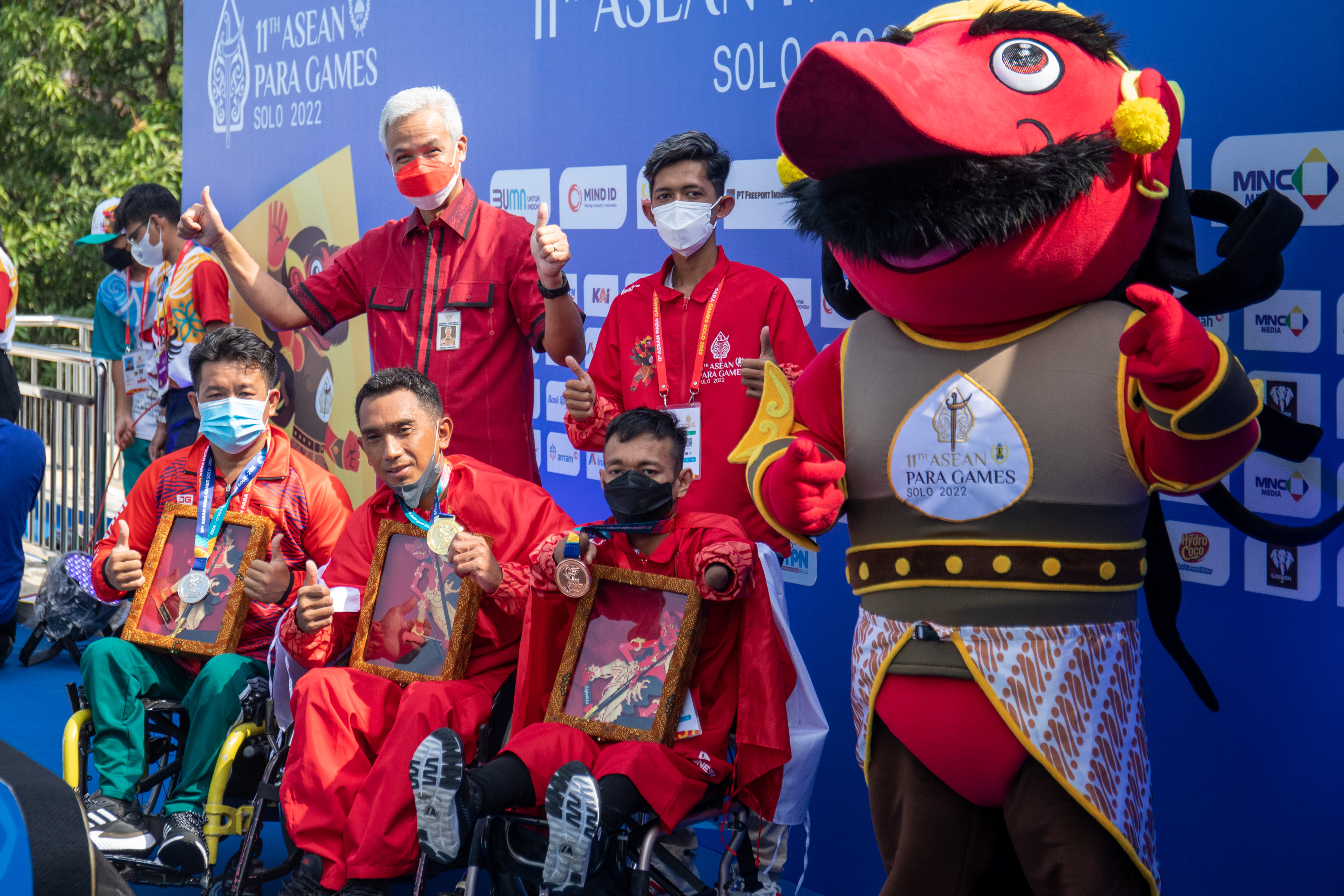 Gubernur Jawa Tengah Ganjar Pranowo berpose bersama peraih medali nomor 50 gaya punggung putra para renang APG XI 2022, Selasa (2/8).