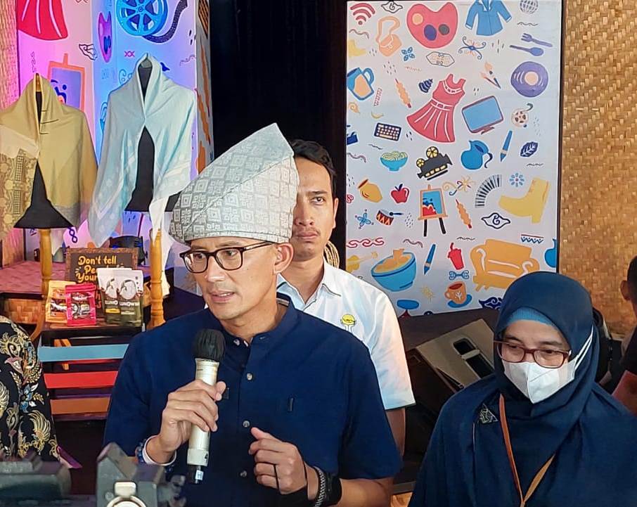 Menparekraf Sandiaga Uno menjadi pembicara pameran Apresiasi Kreasi Indonesia (AKI) di Taman Bustanussalatin, Banda Aceh.