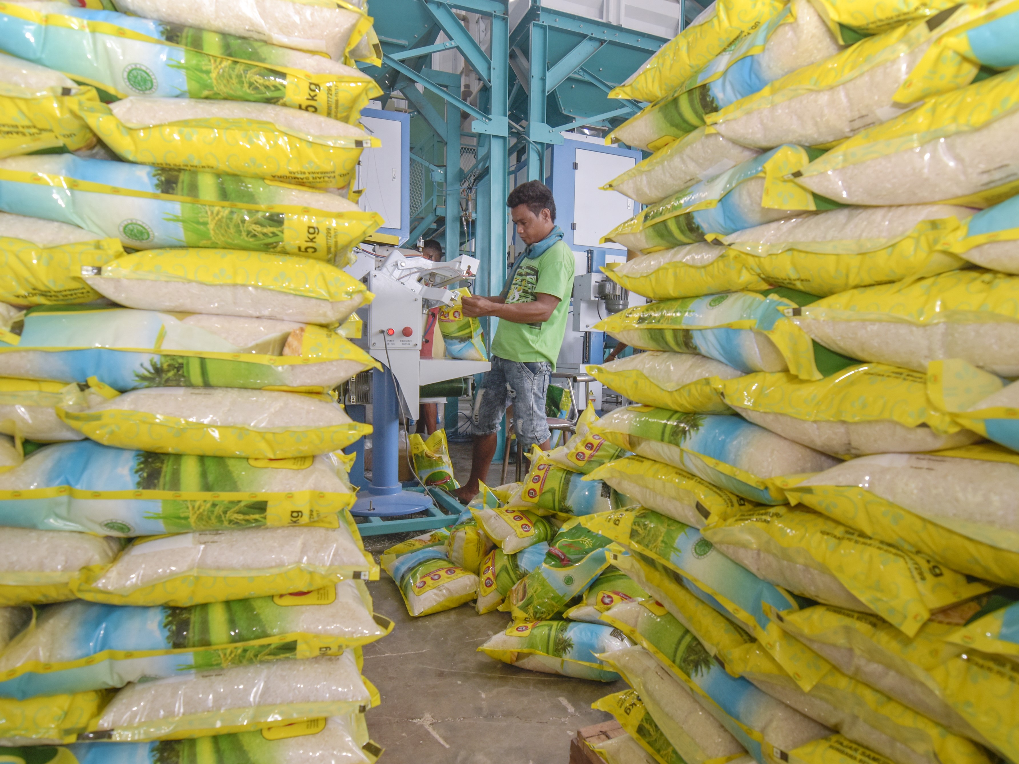 Pekerja mengemas produk beras premium di pabrik penggilingan beras modern UD Fajar Samudra di Sumbawa Besar, Kabupaten Sumbawa, NTB.