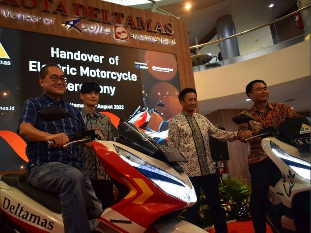 Kota Deltamas menggunakan 10 sepeda motor listrik dengan merek Honda tipe PCX Electric.