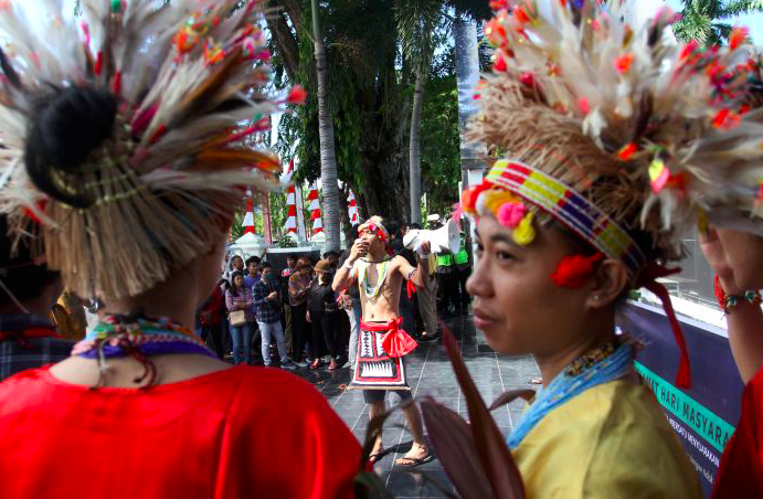 Aliansi Mentawai Bersatu (AMB) melakukan unjuk rasa saat memperingati Hari Masyarakat Adat Sedunia di Kota Padang, Sumbar, Selasa (9/8). 