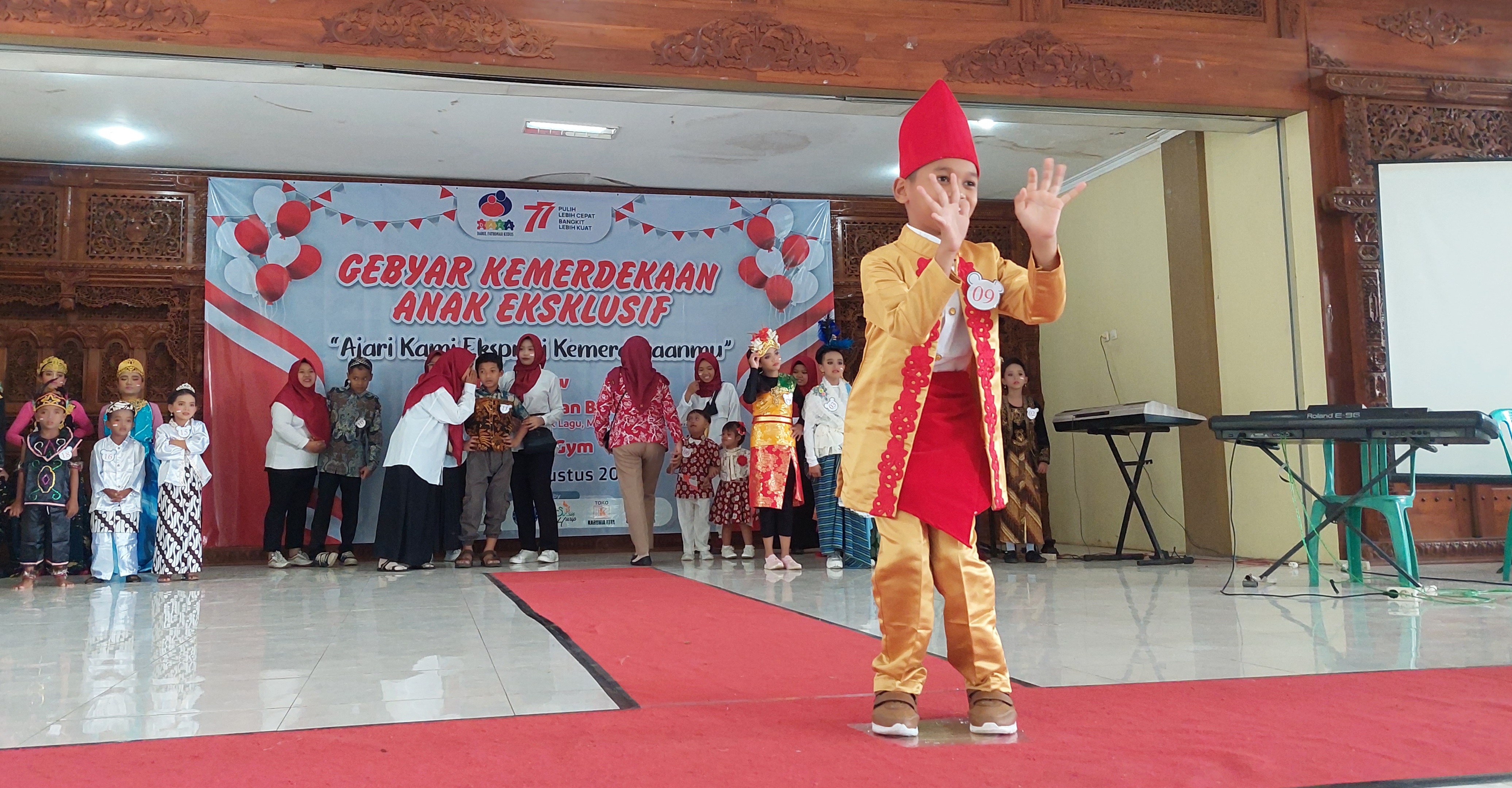  Anak berkebutuhan khusus di Kudus mengikuti berbagai kegiatan dalam rangka semarakan HUT RI ke 77 di Kudus, Senin (15/8).