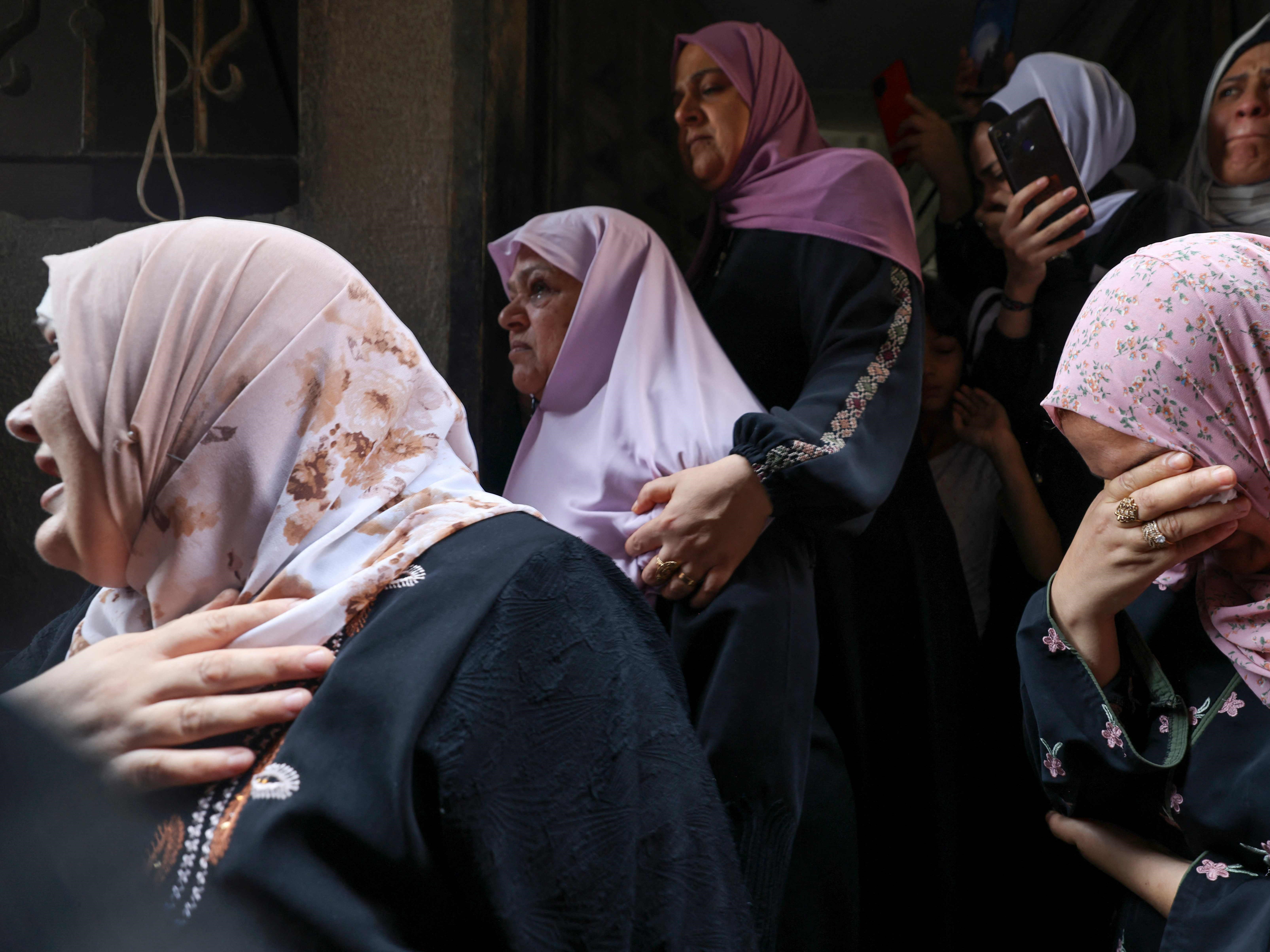 Kerabat berkabung selama pemakaman empat remaja Palestina dari keluarga Najm di Jabalia di Jalur Gaza utara pada 8 Agustus 2022