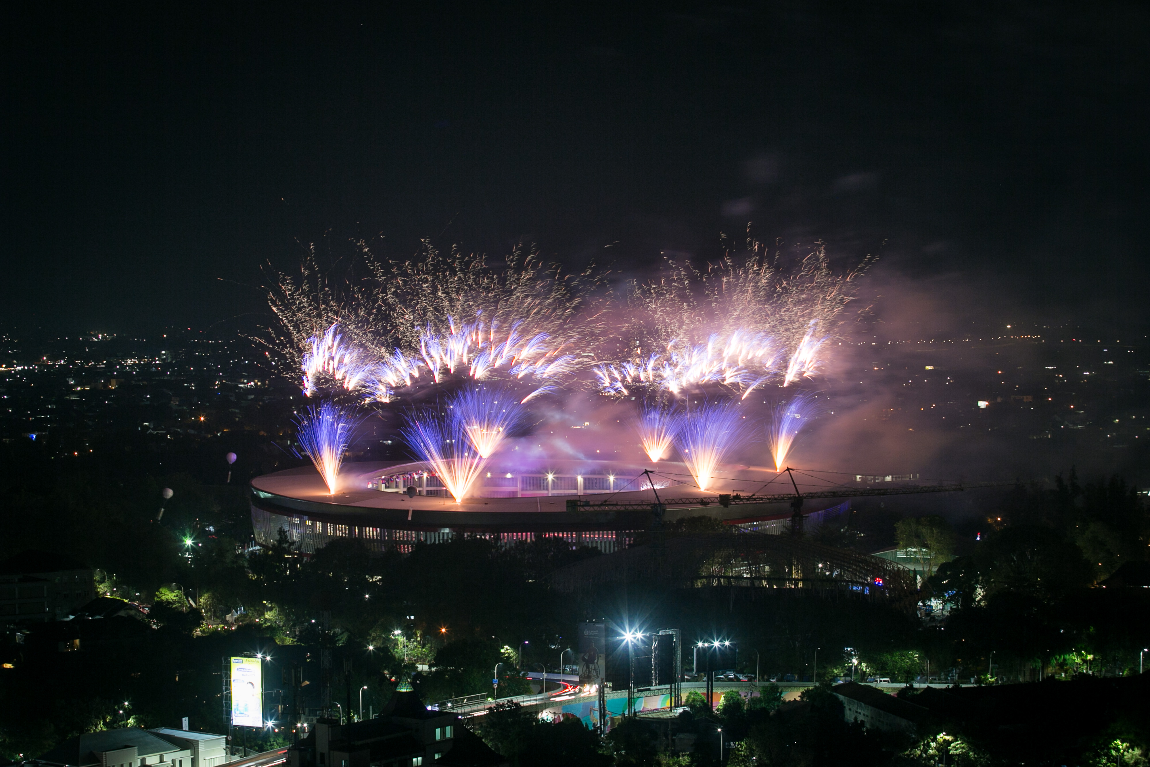 Suasana pesta kembang api pada pembukaan ASEAN Para Games (APG) XI 2022 di Stadion Manahan Solo, Jawa Tengah, Sabtu (30/7).