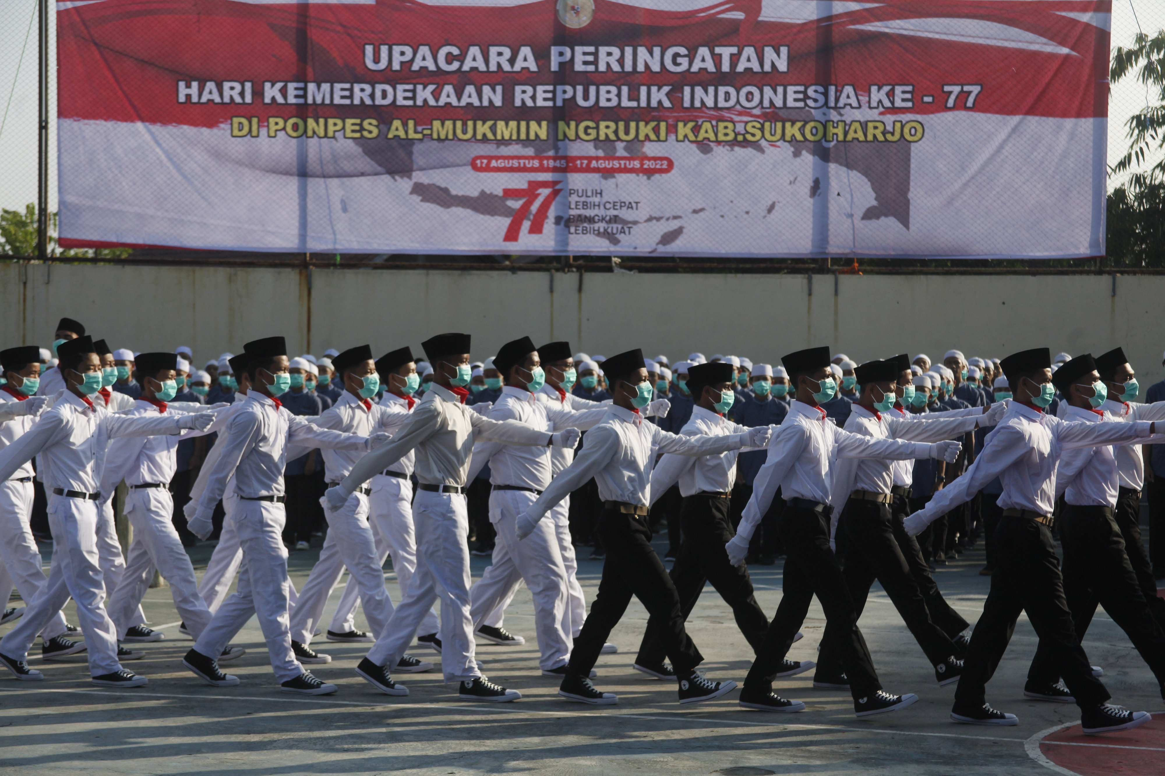 UPACARA HUT RI: Santri Ponpes Islam Al Mukmin Ngruki mengikuti upacara HUT ke-77 Kemerdekaan RI di Ponpes Ngruki, Sukoharjo, Jateng (17/8/20