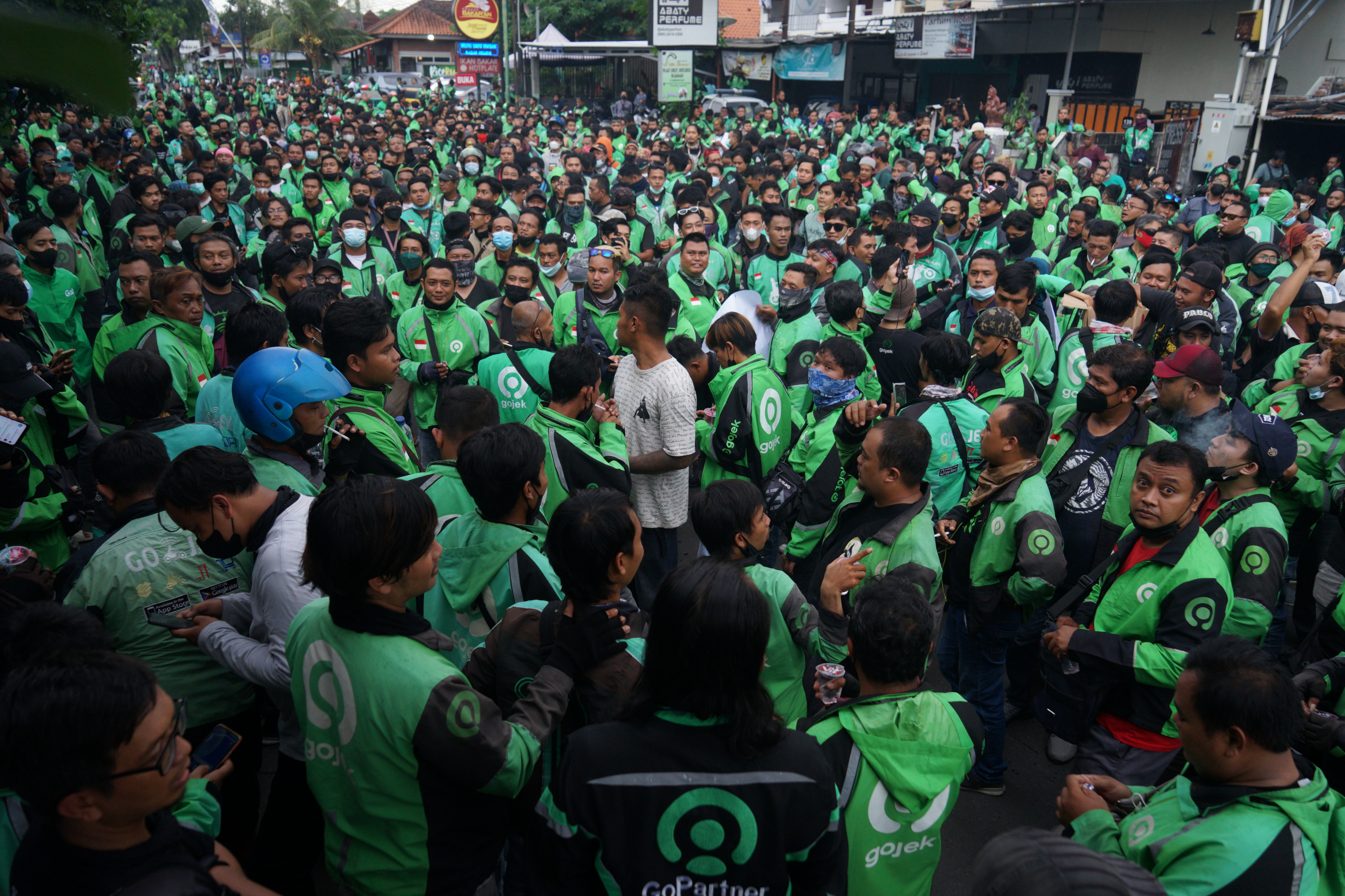 Pengemudi ojek online 