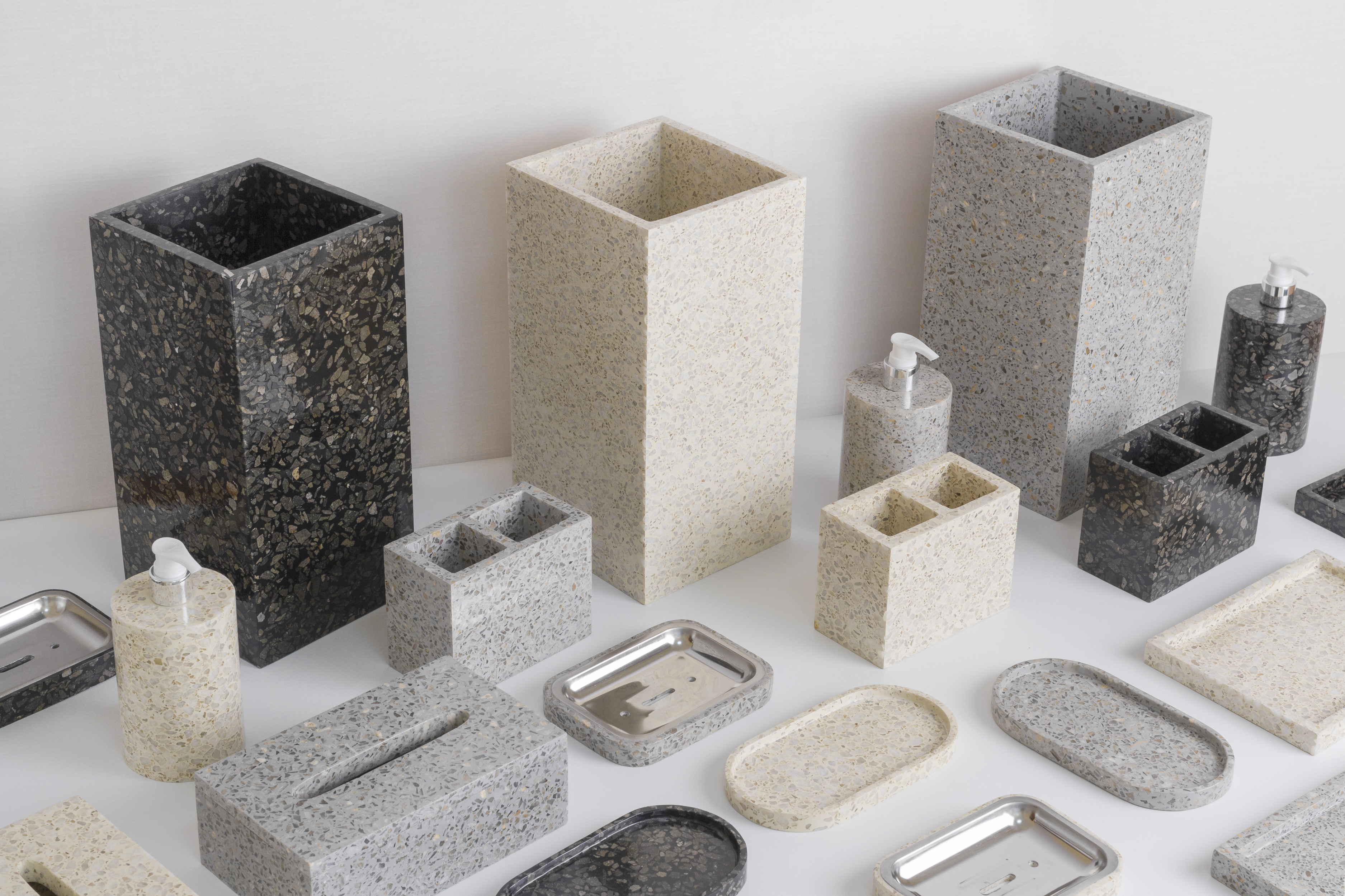 Aksesori kamar mandi berbahan teraso yang diproduksi TMAC Decorazzo