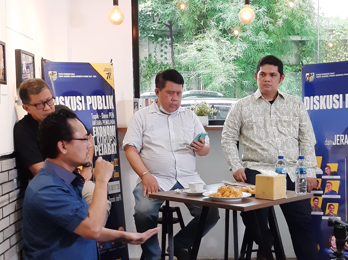 Ketua Umum DPP KNPI Haris Pertama dan pakar hukum Prof. Sutarji Ahmad dalam sebuah diskusi