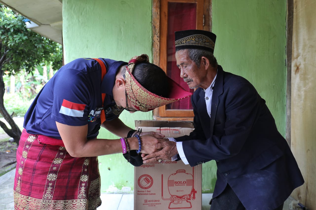 Menparekraf Sandiaga Uno menemui sesepuh Pulau Pahawang, Lampung, Barnawi