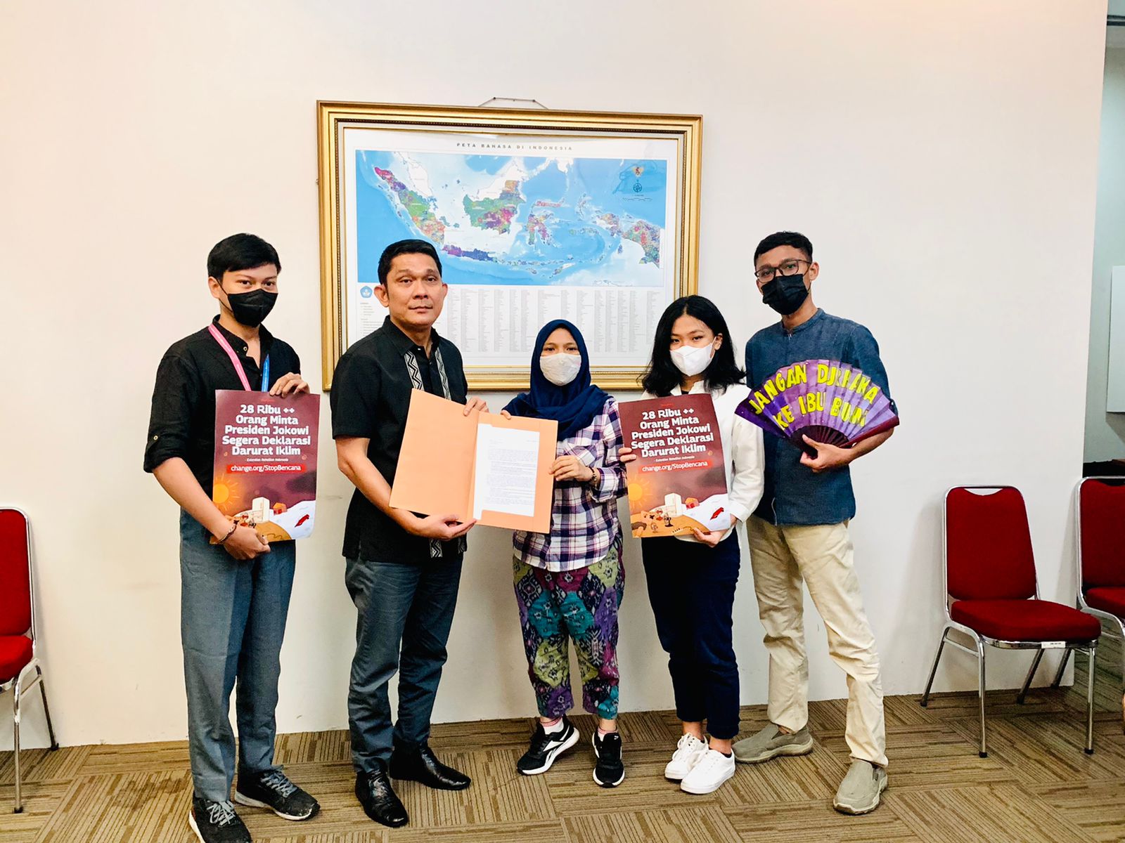 Koalisi masyarakat yang fokus pada isu perubahan iklim, Extinction Rebellion Indonesia bertemu dengan Deputi II KSP Abetnego Tarigan