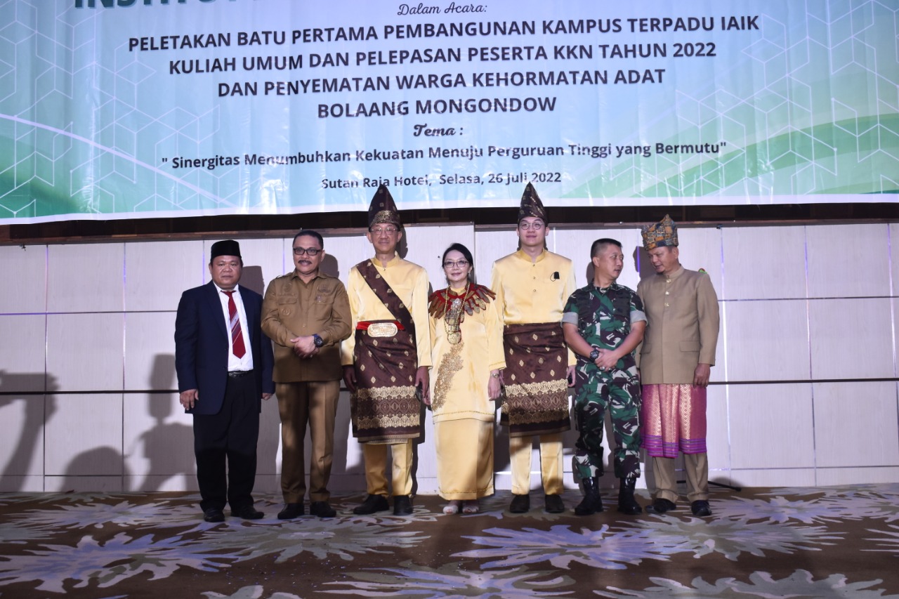 Hadi Pandunata bersama keluarga saat menerima penghargaan sebagai warga kehormatan Bolmong Raya.