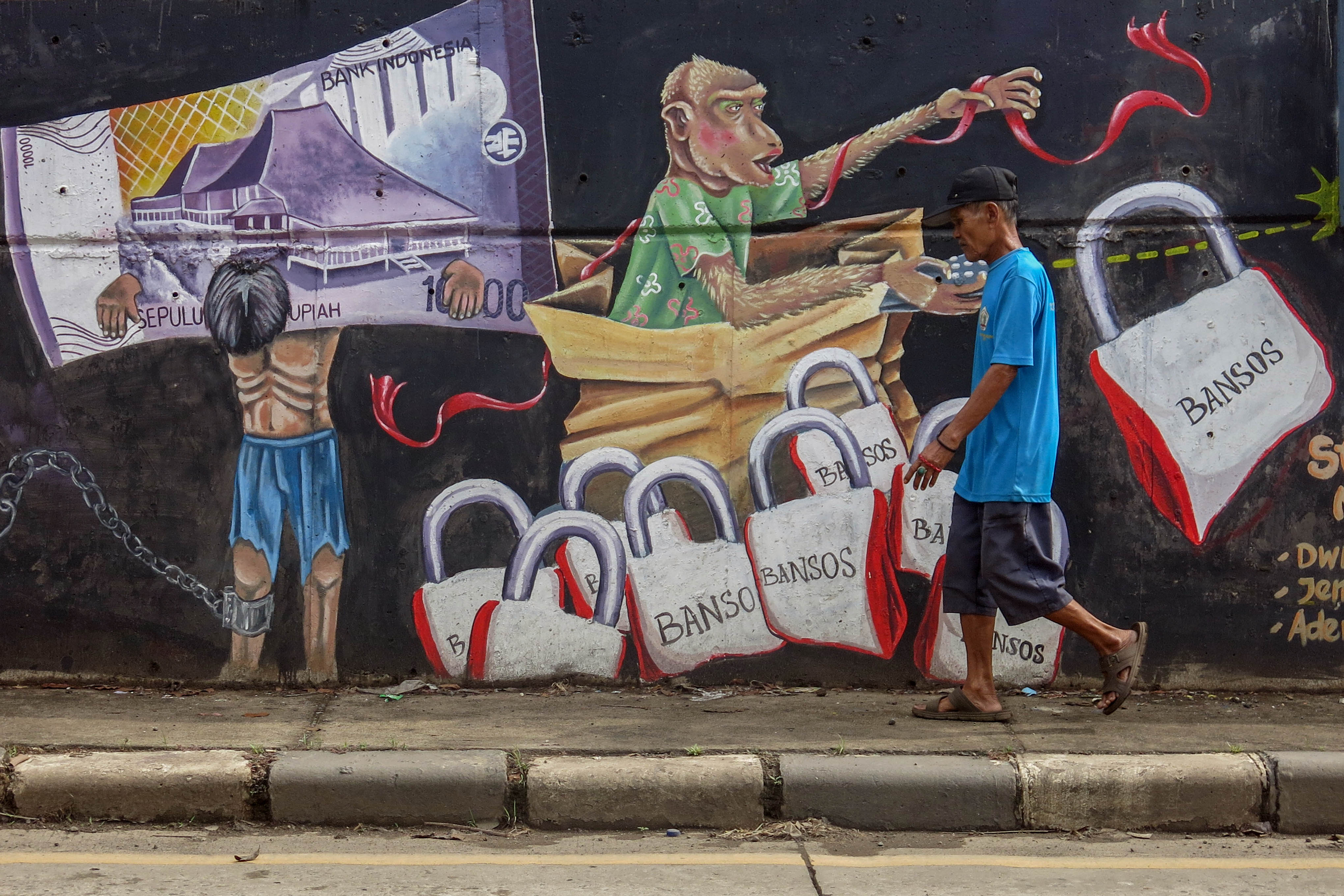 Warga melintasi mural bertema kasus korupsi di Cileungsi, Jawa Barat.