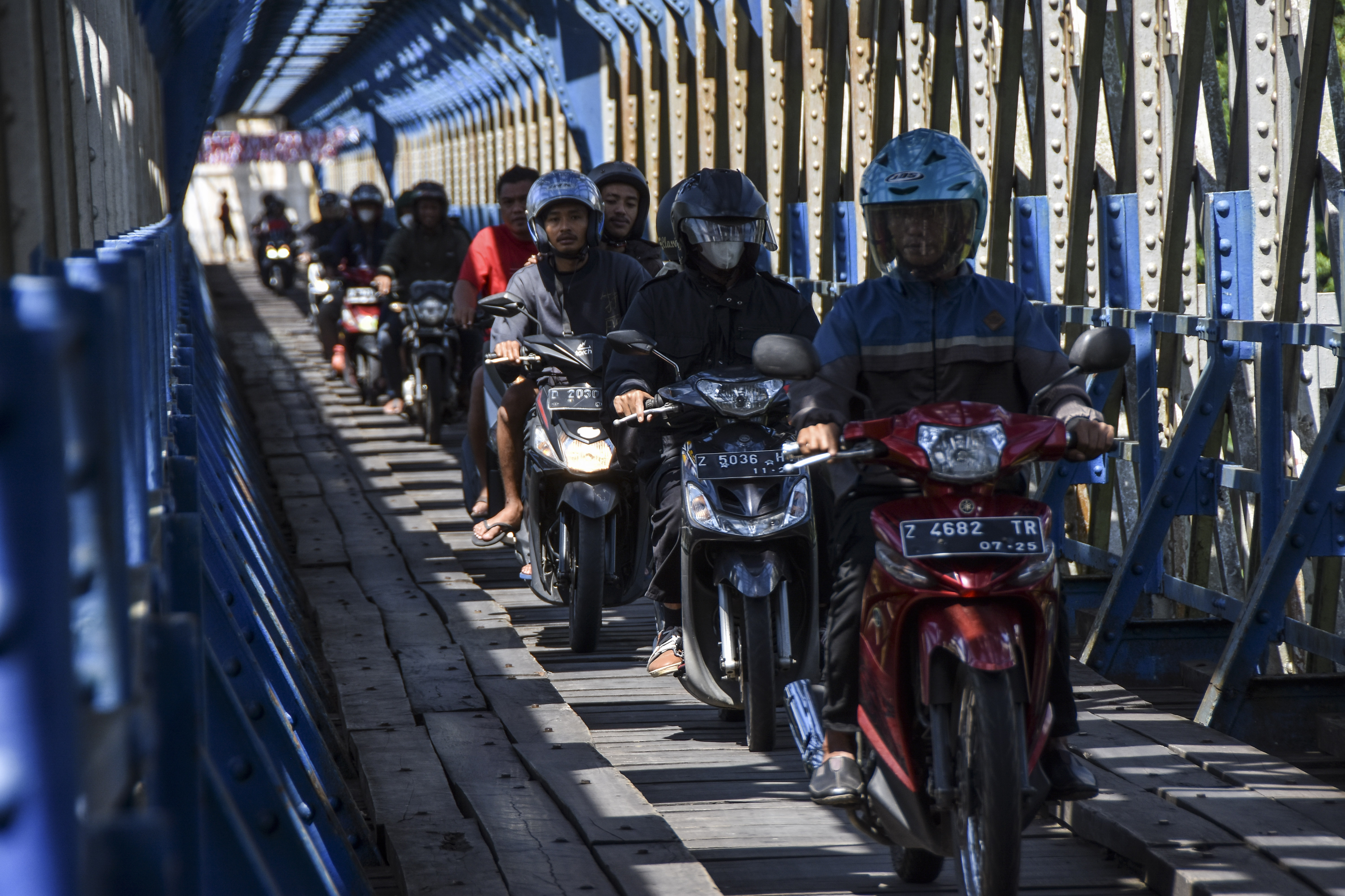 Warga mengendarai motor melintasi terowongan jembatan Cirahong di Kabupaten Ciamis, Jawa Barat, Jumat (5/8/2022)