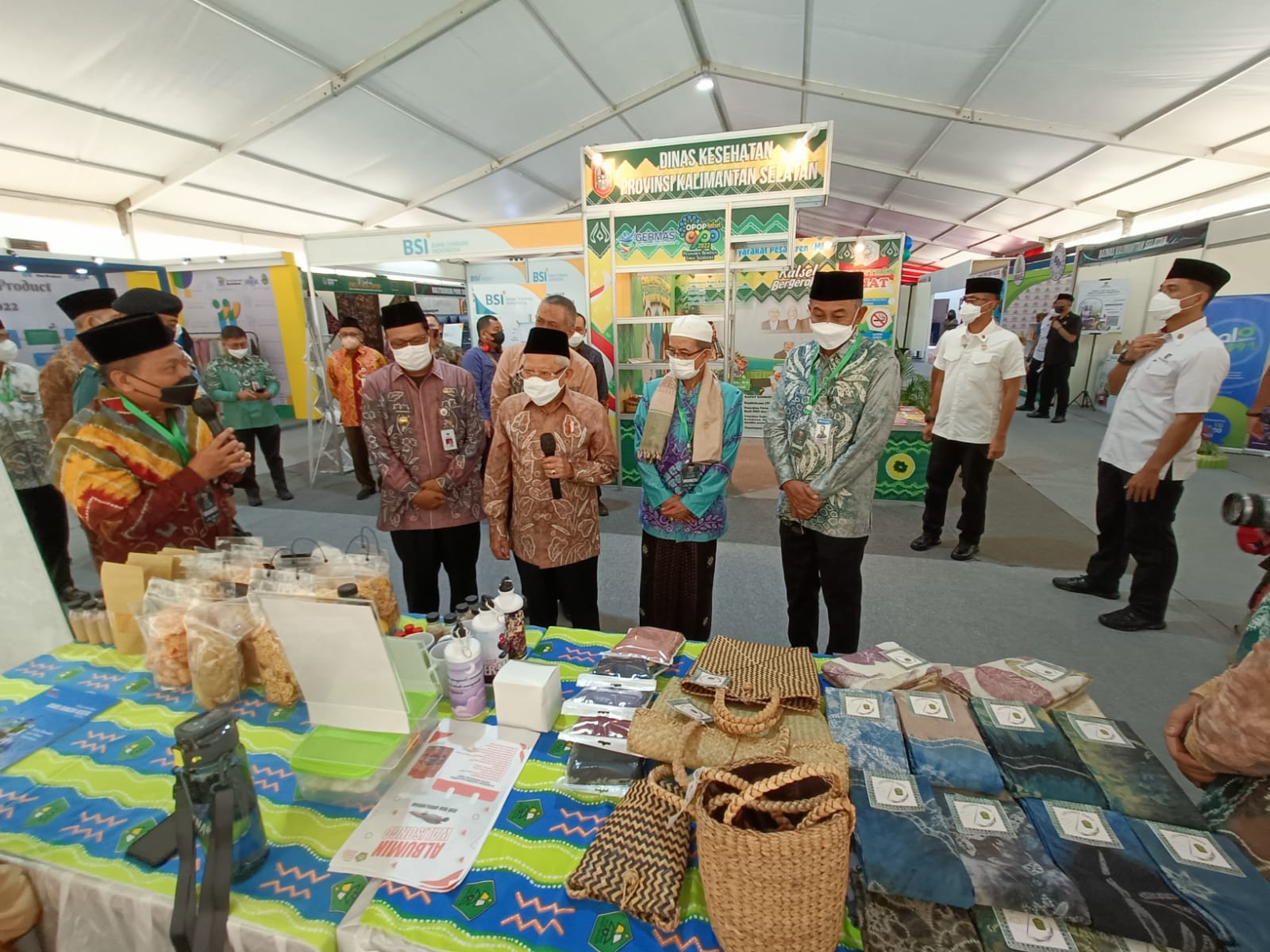 Wapres Maruf Amin saat meninjau stan produk pesantren pada kegiatan OPOP Kalimantan Selatan Expo 2022 di Banjarbaru, Kamis (11/8).