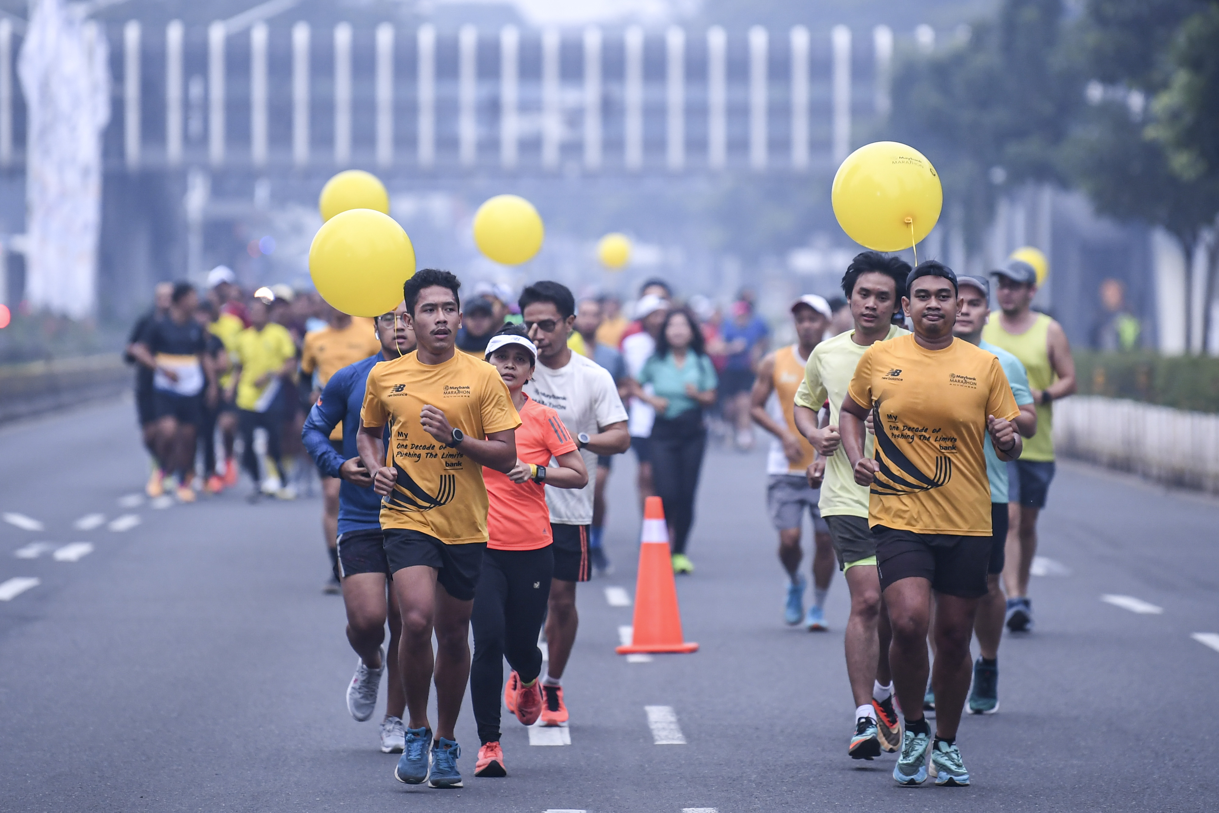 Sejumlah peserta berlari saat mengikuti 'Road to Maybank Bali Marathon 2022' di Jakarta, Minggu (3/7).