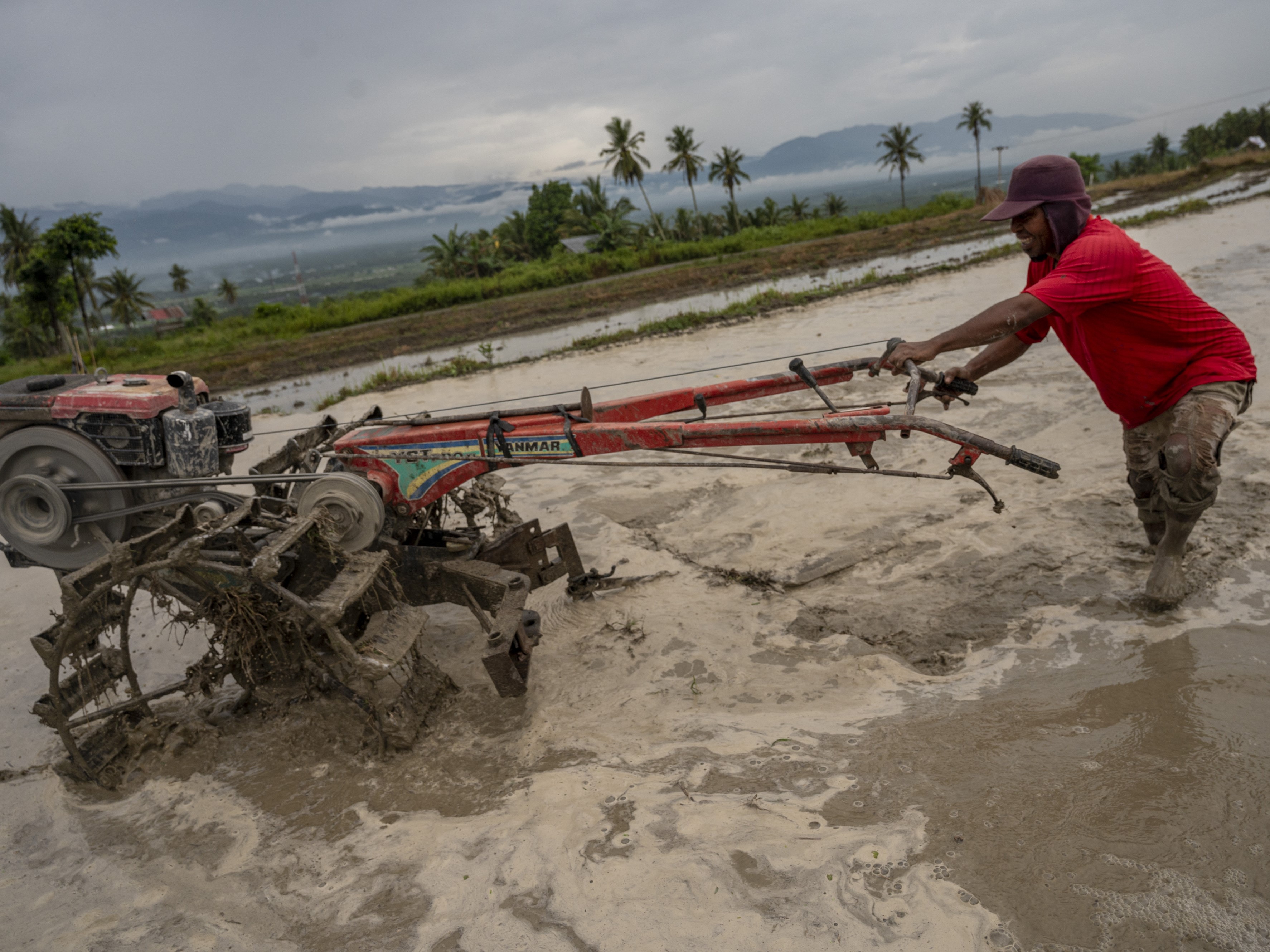 Petani mengolah sawahnya dengan traktor tangan di Desa Porame, Sigi, Sulawesi Tengah, Kamis (7/7/2022).