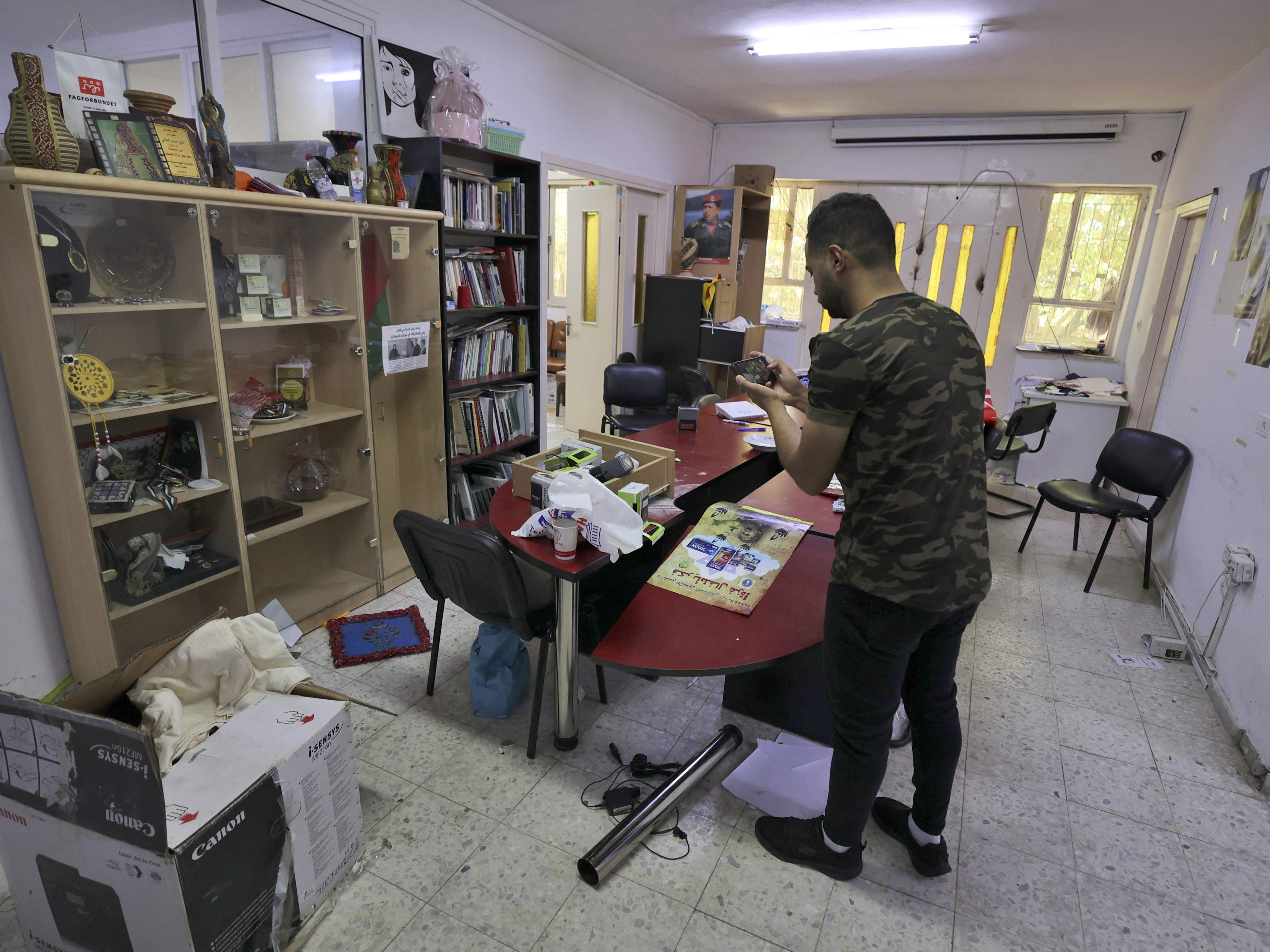 Gedung LSM Palestina Women's Union di kota Ramallah Tepi Barat setelah digerebek oleh pasukan Israel, pada 18 Agustus 2022. 