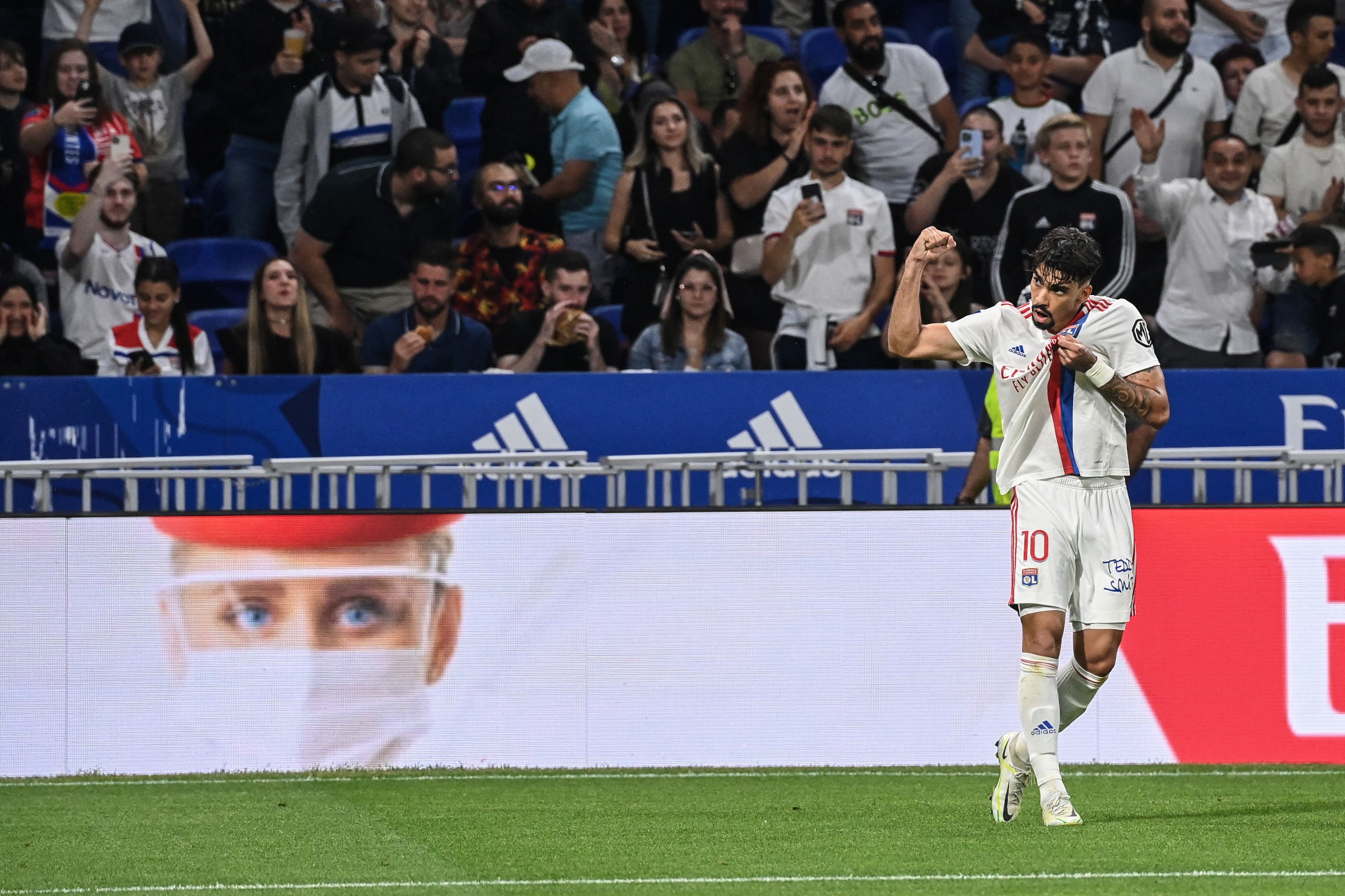 Gelandang Lyon Lucas Paqueta melakukan selebrasi usai mencetak gol ke gawnag lawan.