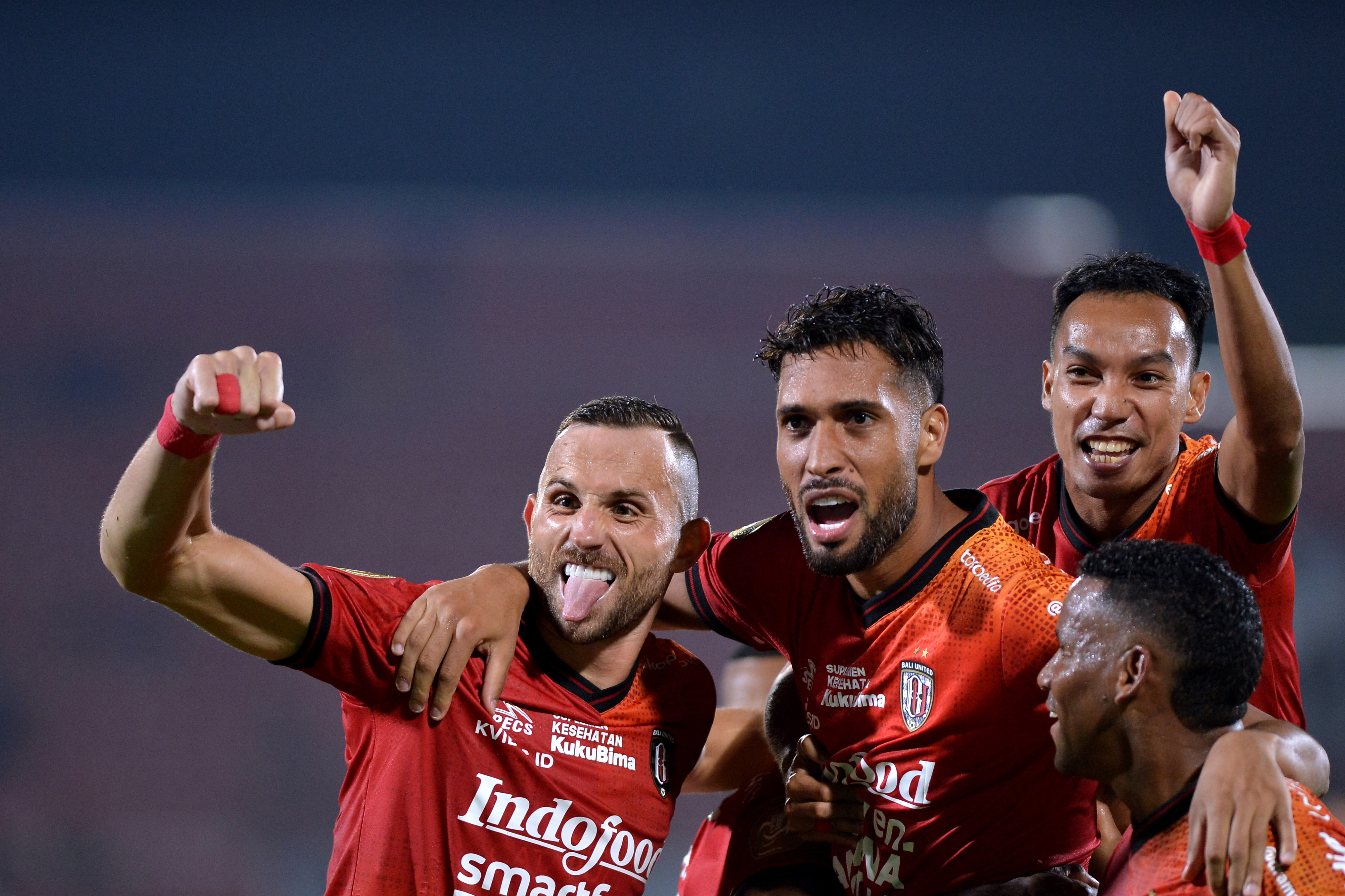 Pesepak bola Bali United saat melakukan selebrasi gol.