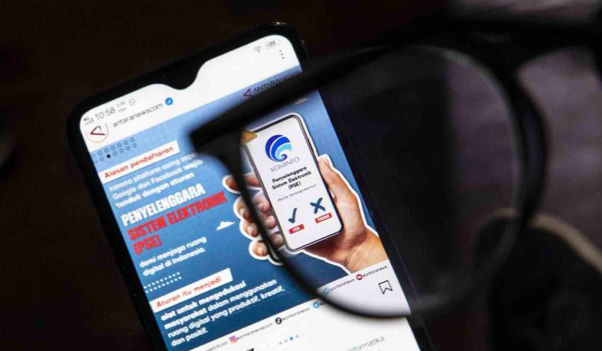 Warga membuka aplikasi media sosial Instagram di Jakarta, Senin (18/7/2022). 