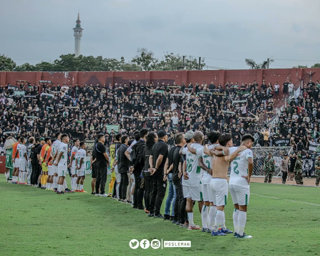 Skuad PSS Sleman merayakan kemenangan atas Persik Kediri