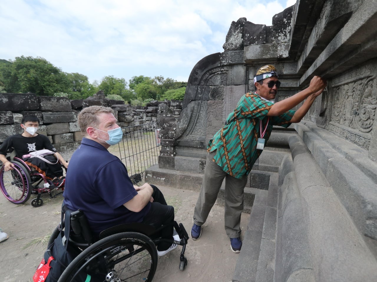 Pemandu wisata sedang menjelaskan kepada atlet parabadminton yang berwisata menikmati Jogya usai turnamen  FOX'S Indonesia ParaBadminton Int