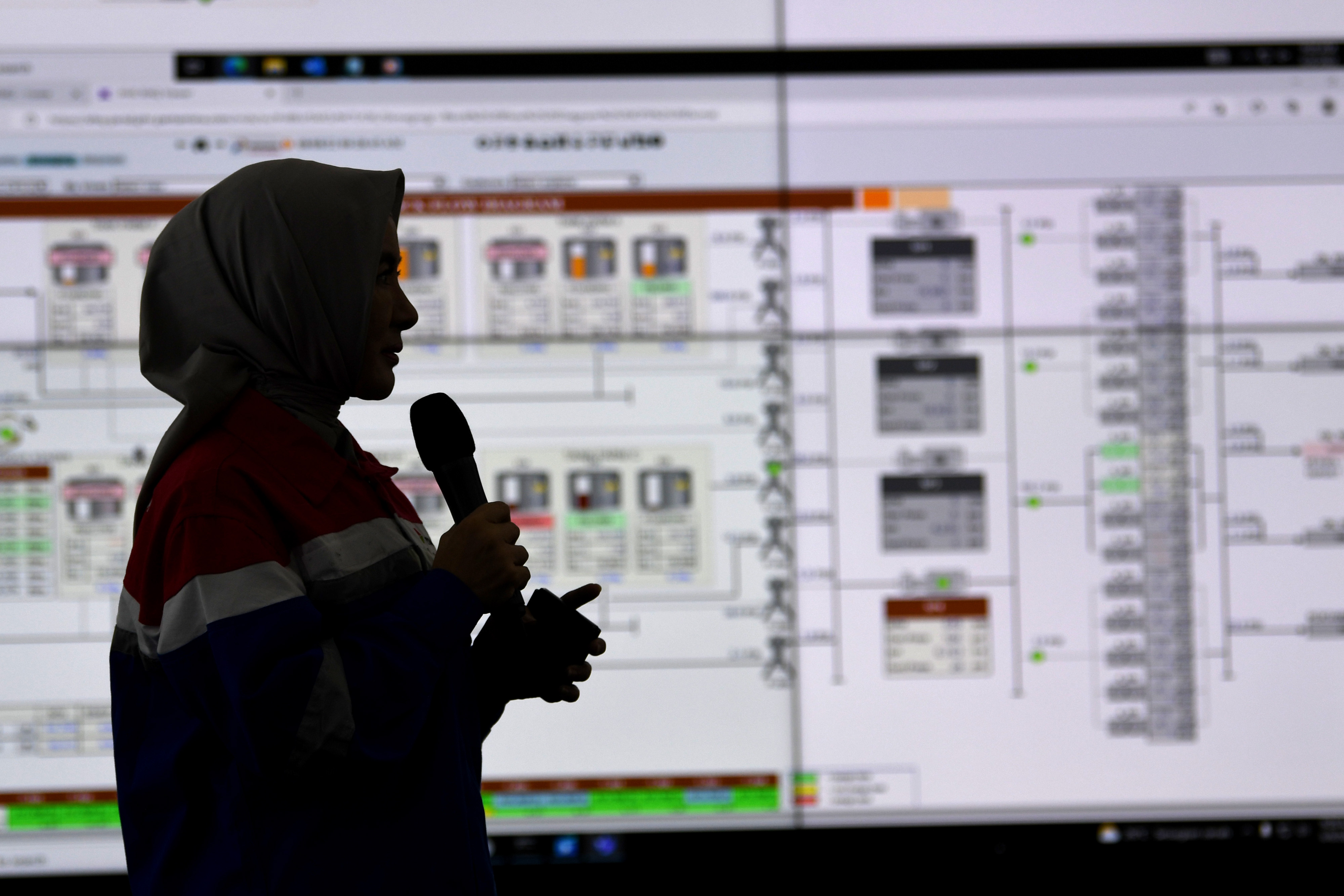 Direktur Utama PT Pertamina (Persero) Nicke Widyawati menyampaikan sambutan dalam peresmian Pusat Digitalisasi dan Inovasi (DICE) di Rumbai 