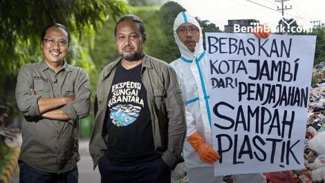 Prigi dan Amir dalam upaya memeriksa Kesehatan sungai