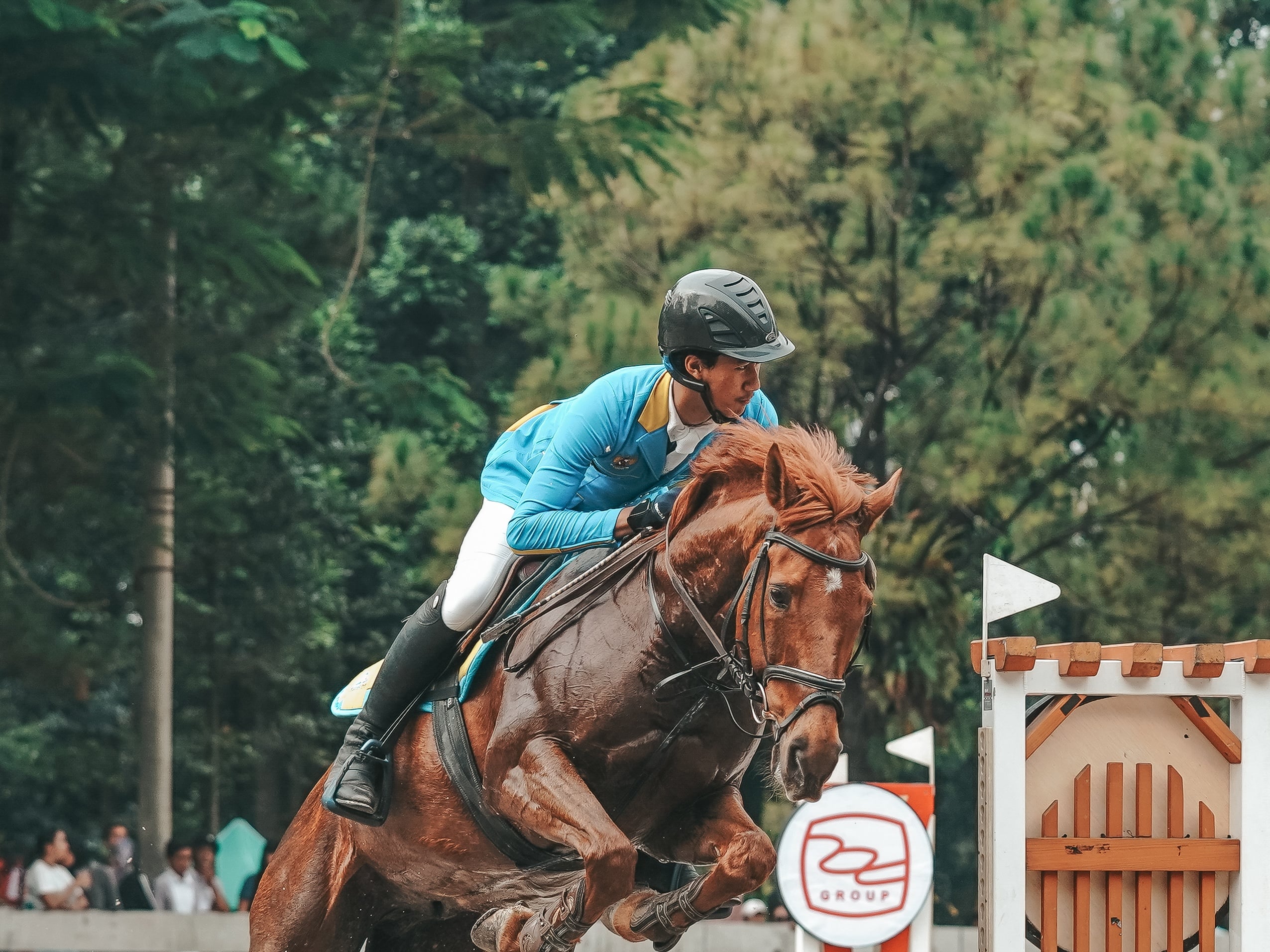 Atlet Muhammad Akbar Kurniawan bersama kuda Braveheart dalam nomor jumping di The Jakarta Master 2022.