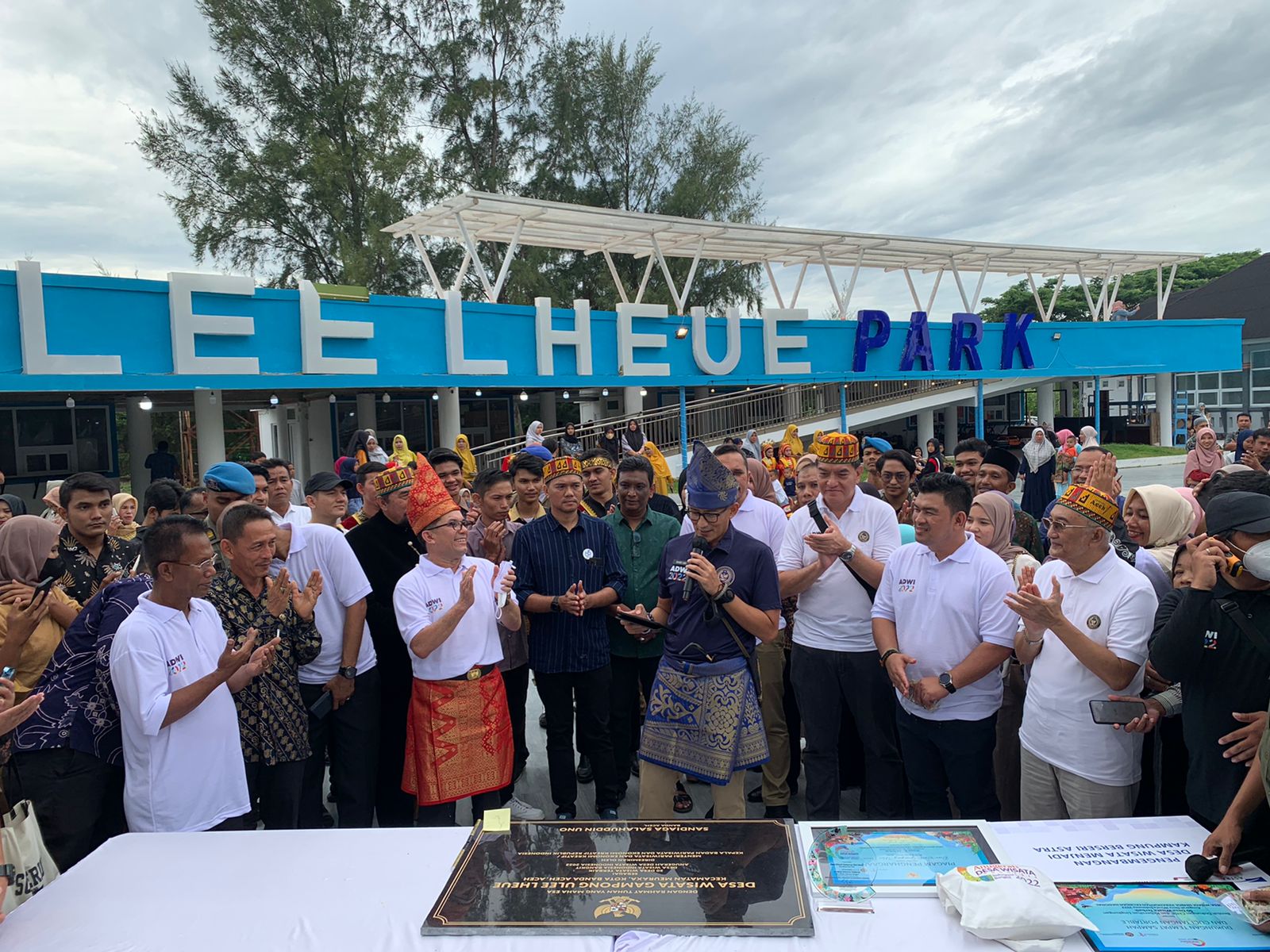 Menparekraf Sandiaga Uno mengunjungi Desa Wisata Gampong Ulee Lheue di Kecamatan Meuraxa, Kota Banda Aceh, Provinsi Aceh.