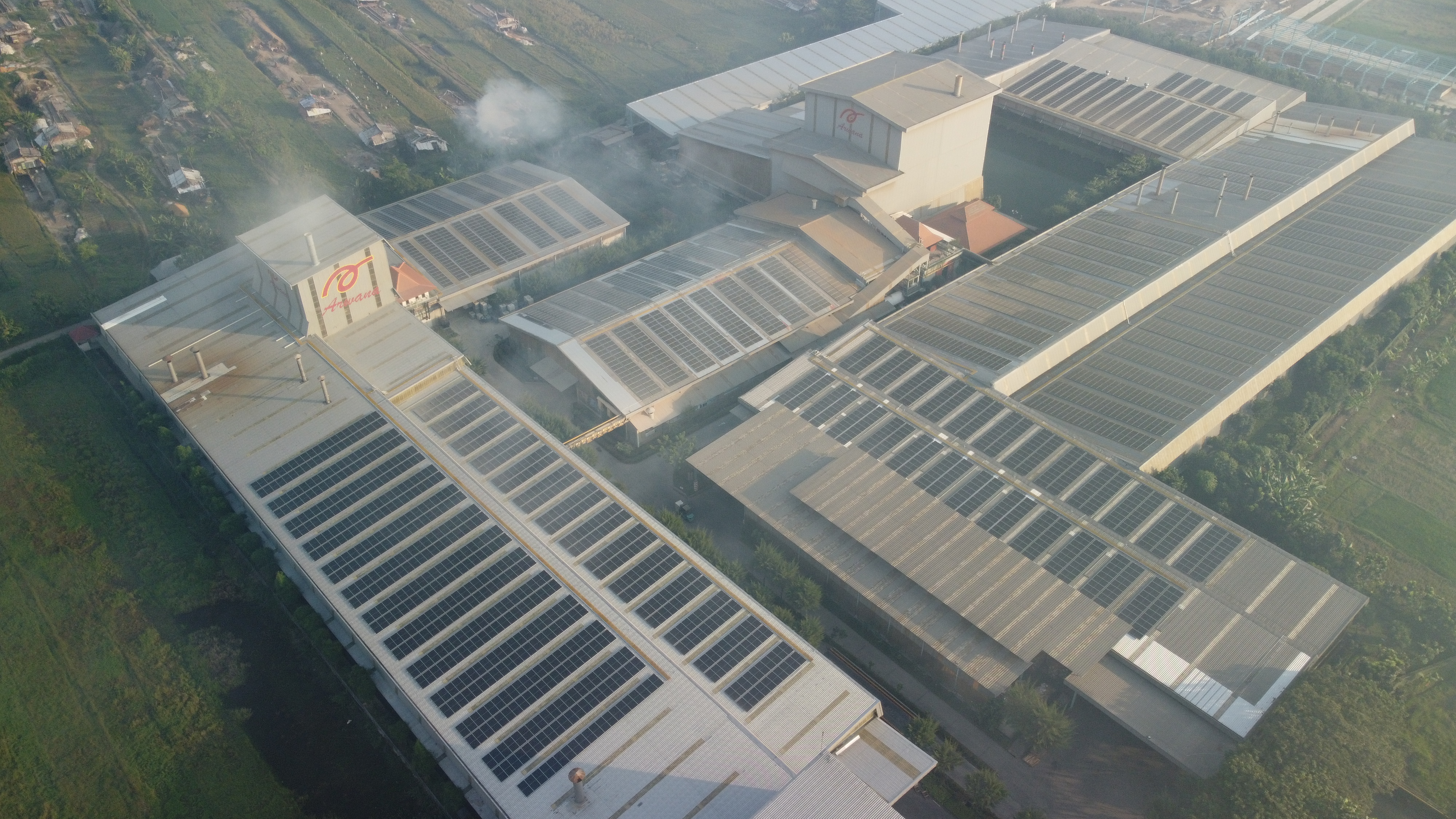 Pabrik PT Arwana Citramulia Tbk (Arwana Ceramics) telah dipasang pembangkit listrik tenaga surya (PLTS) atap.  