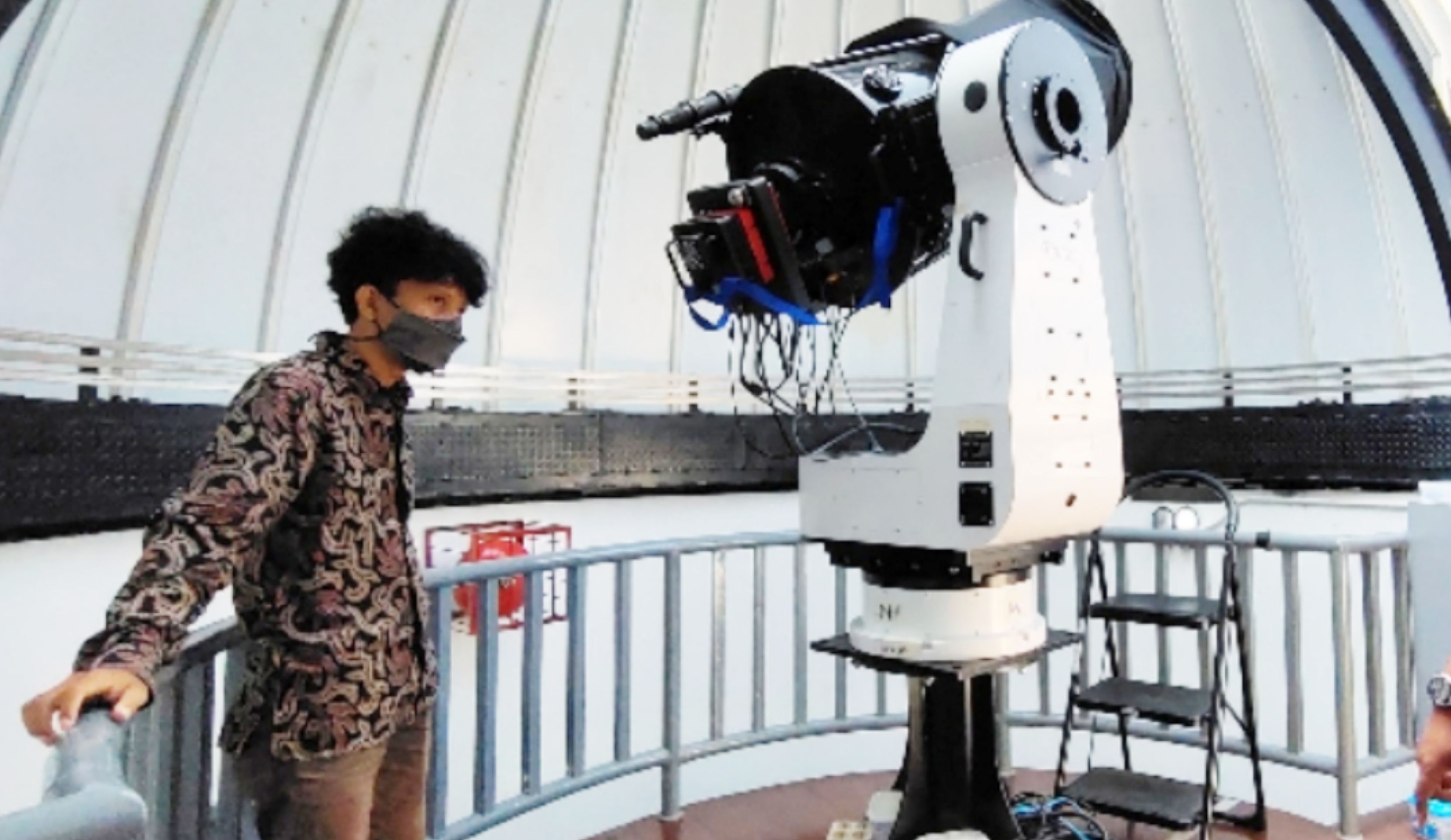 Teropong untuk mempelajari astronomi yang berada di IKIP Muhammadiyah Maumere, NTT. 