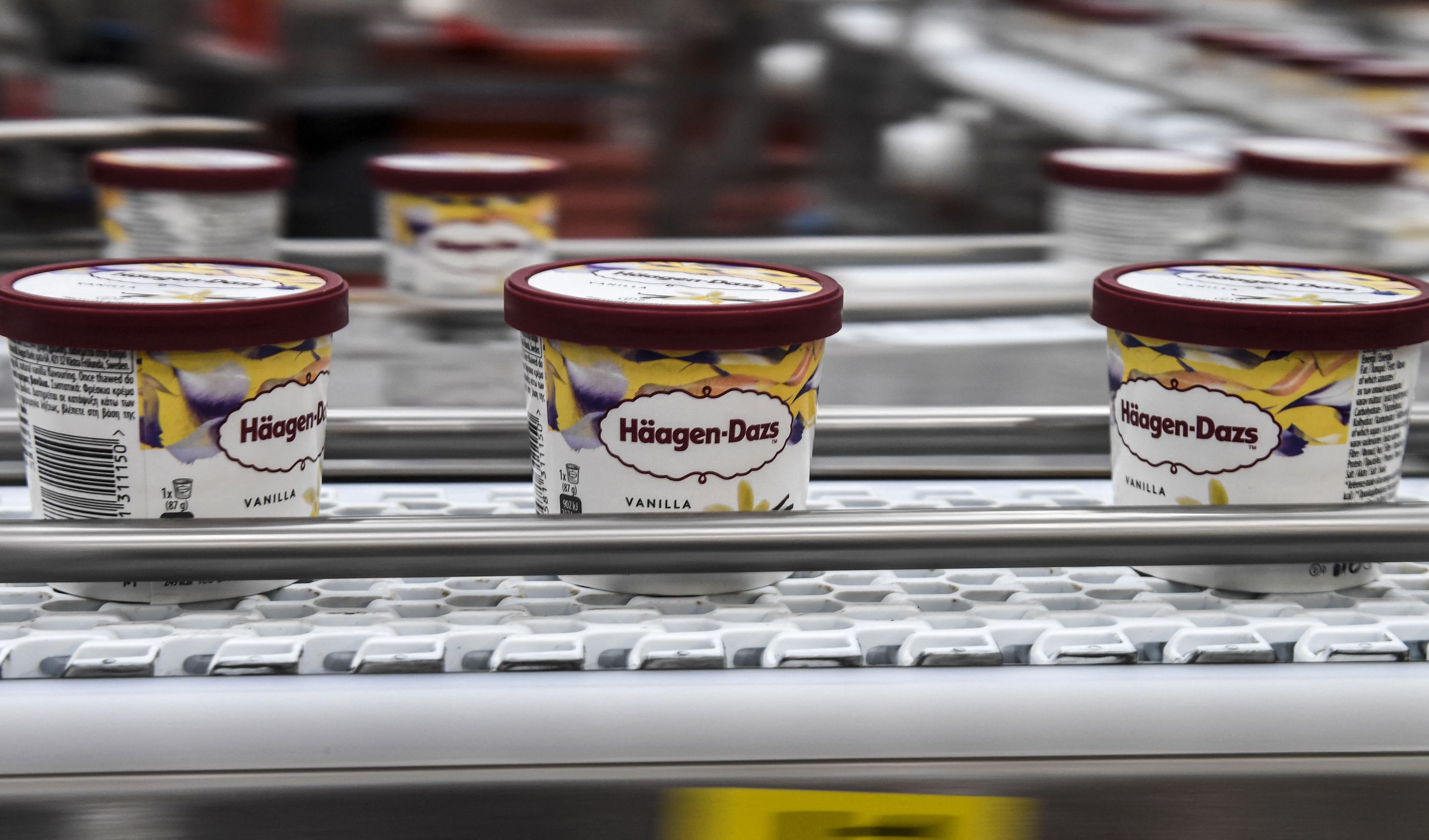 Es krim Haagen-Dazs rasa vanila terlihat di sebuah supermarket di Prancis.