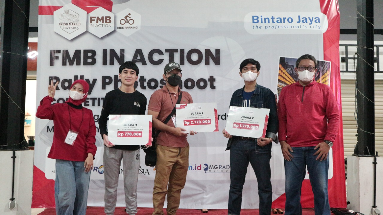 Pemberian hadiah bagi pemenang Rally Photoshoot Competition di ajang FMB in Action